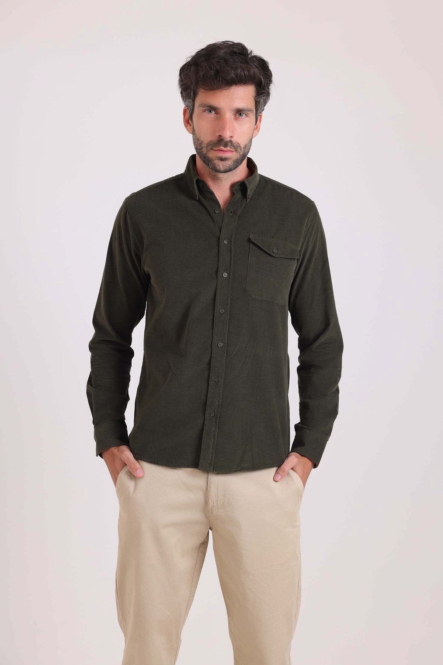 قميص قطن سادة بقصة عادية مع جيب بزرار