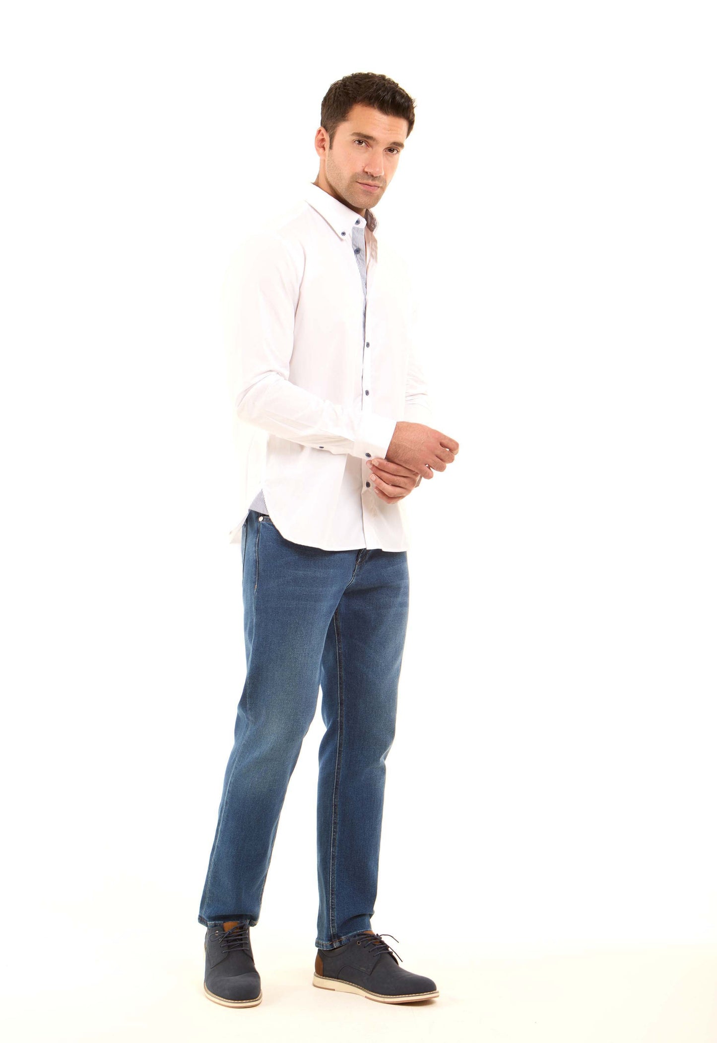 قميص كلاسيكي سادة برقبة مخططة