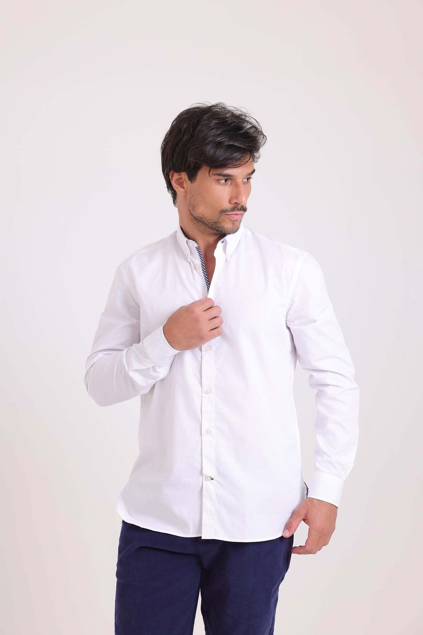 قميص سادة بأكمام طويلة وجيب