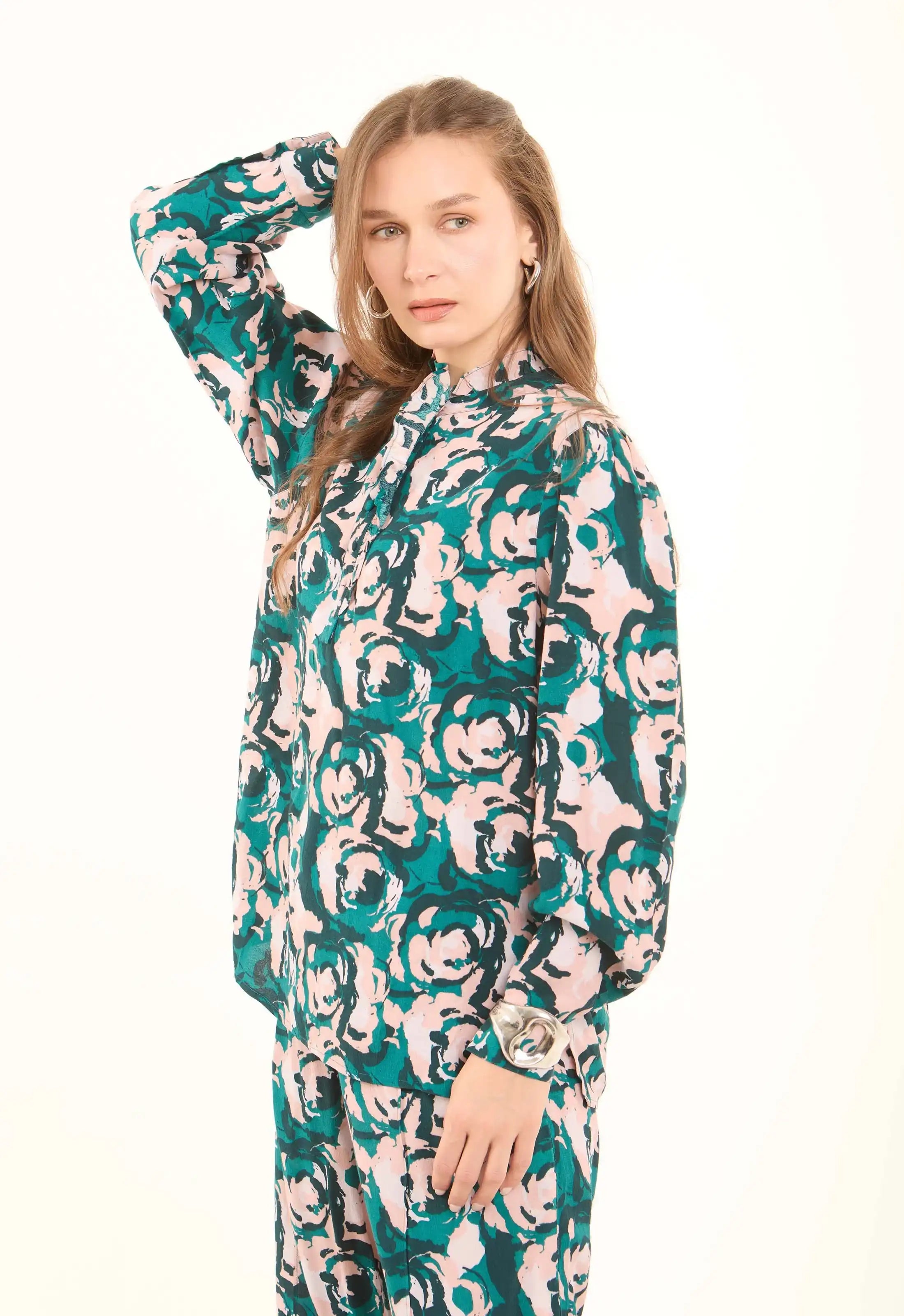 بلوزة فيسكوز مطبوعة بالزهور برقبة عالية