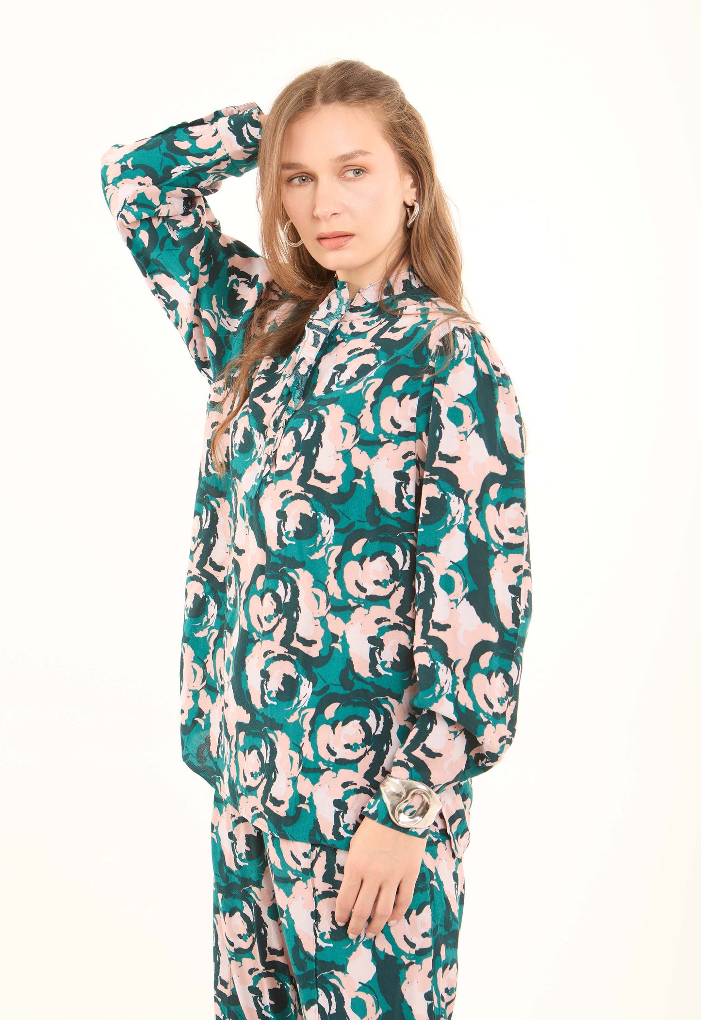 بلوزة فيسكوز مطبوعة بالزهور برقبة عالية