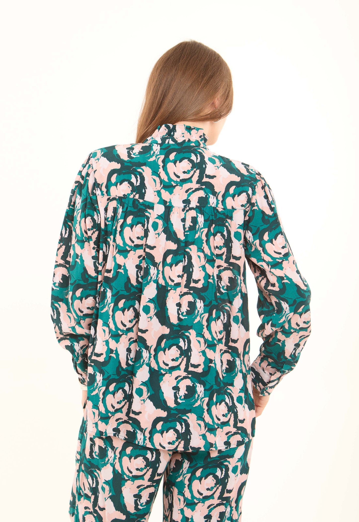 بلوزة فيسكوز مطبوعة بالزهور برقبة عالية