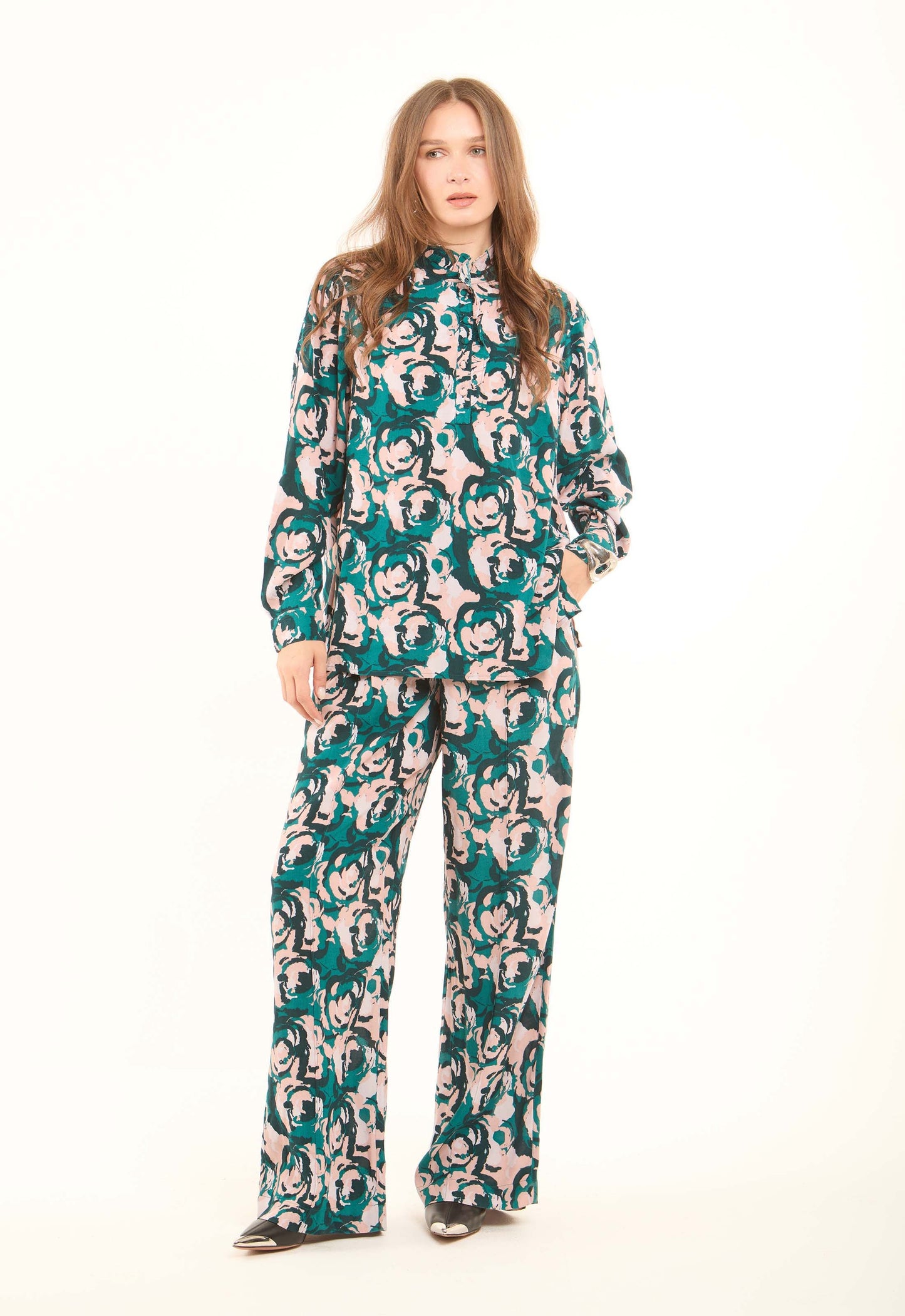 بلوزة فيسكوز مطبوعة بالزهور برقبة عالية