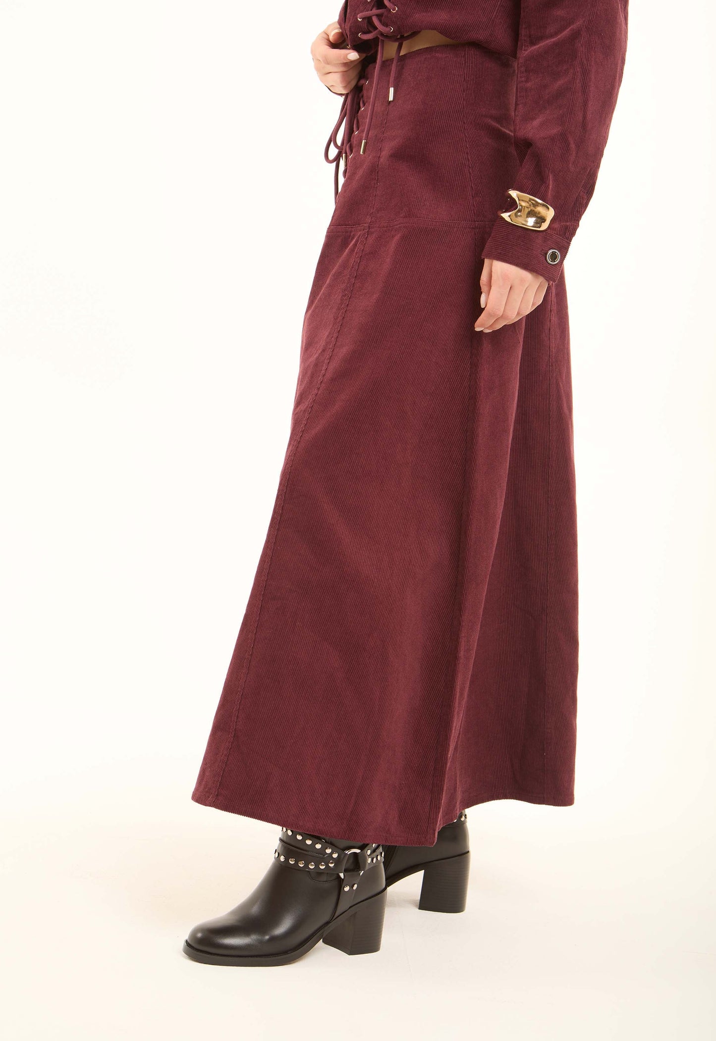 جيبة مضلعة برباط أمامي