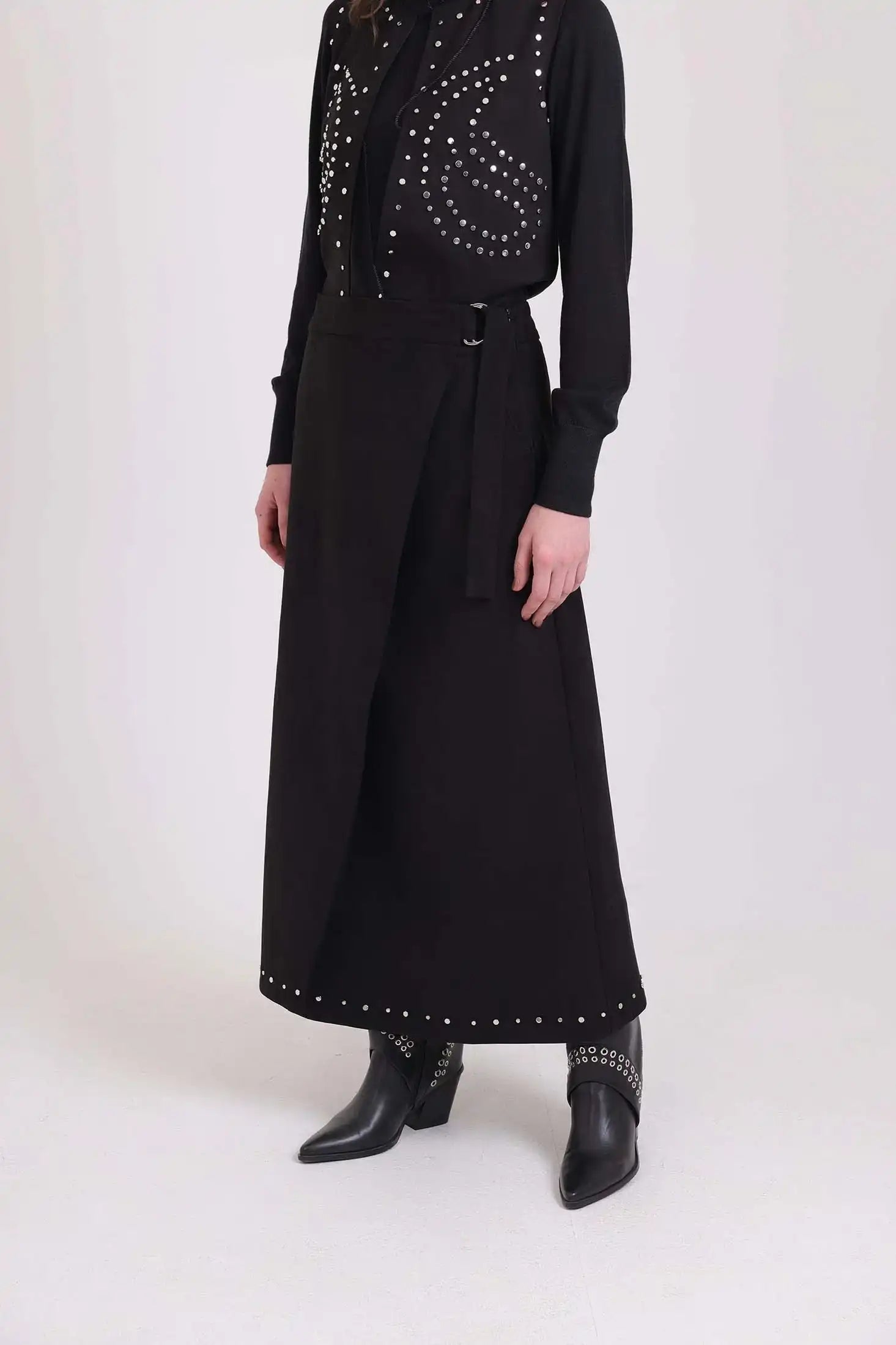 جيبة مريحة بحافة بتطريز معدني