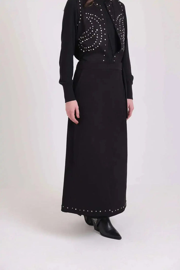 جيبة مريحة بقصة A مزينة بمسامير معدنية