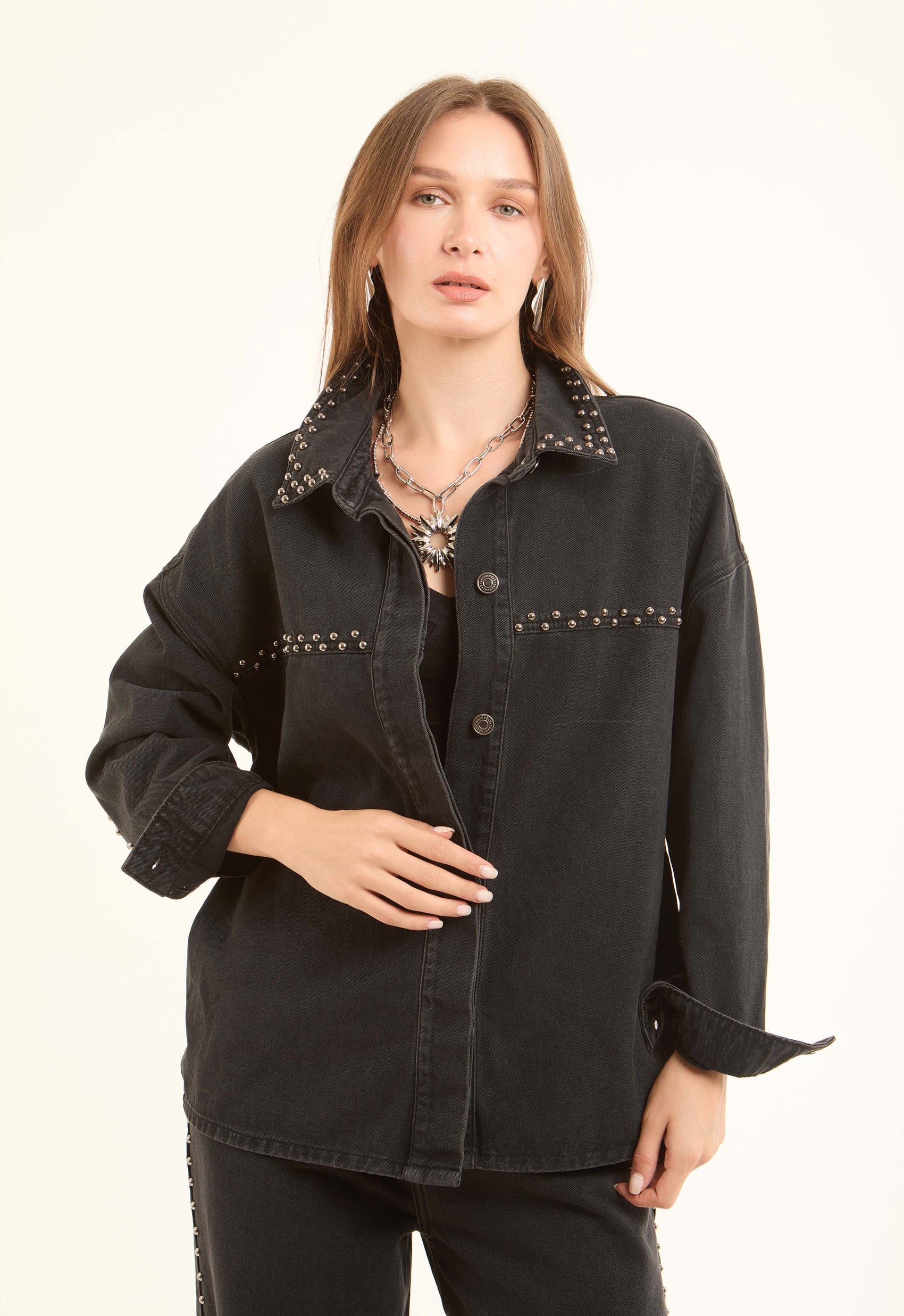 قميص دنيم واسع مطرز