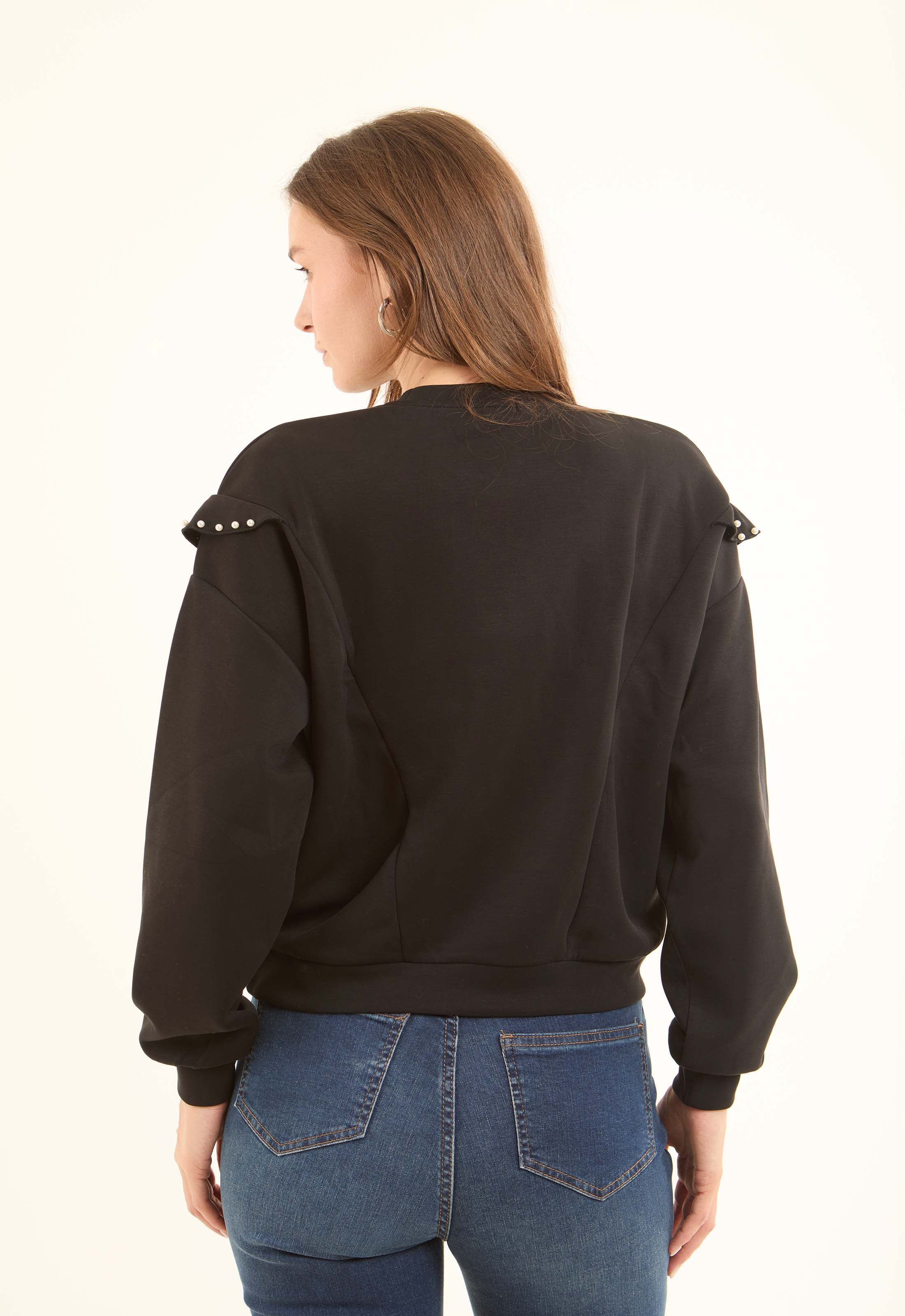 سويت شيرت مزين بالؤلؤ برقبة دائرية وكشكشة أمامية