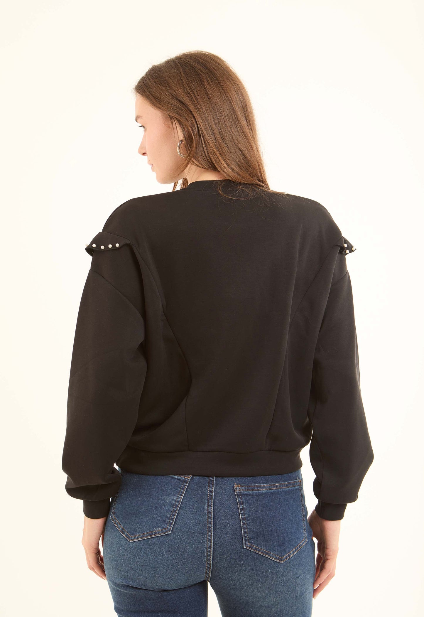 سويت شيرت مزين بالؤلؤ برقبة دائرية وكشكشة أمامية