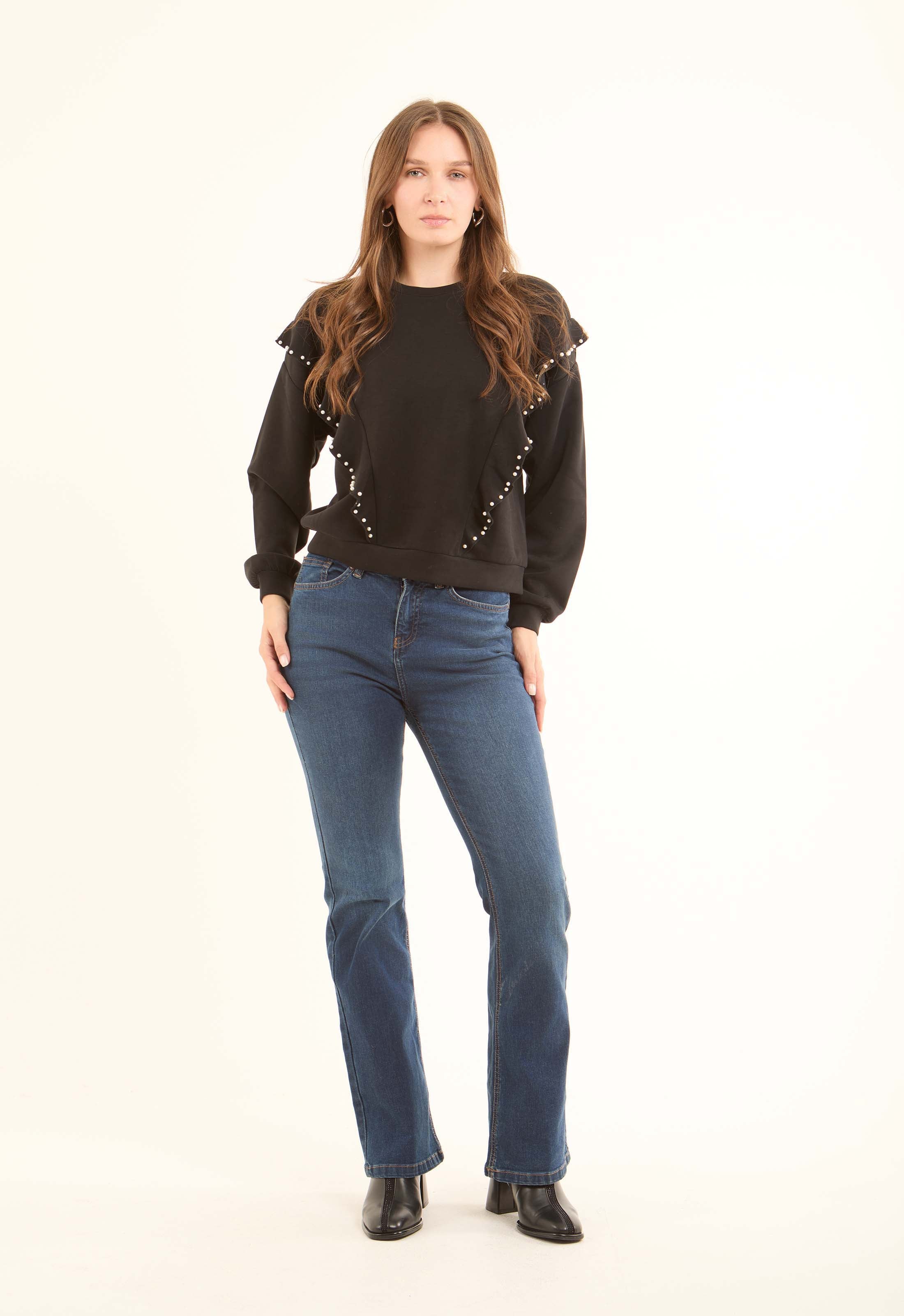 سويت شيرت مزين بالؤلؤ برقبة دائرية وكشكشة أمامية