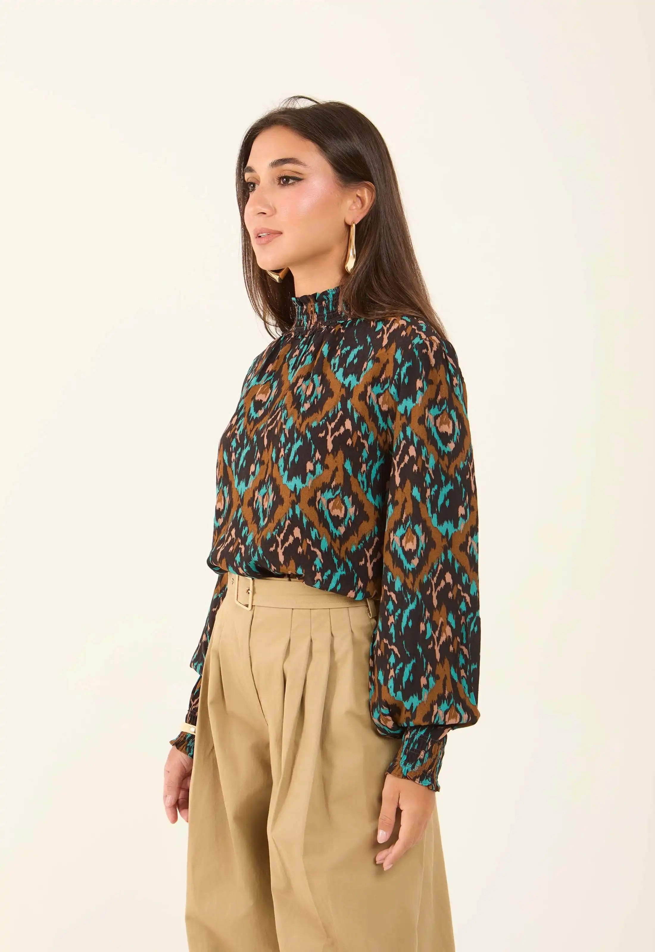 بلوزة فيسكوز منسدلة مطبوعة وبرقبة عالية