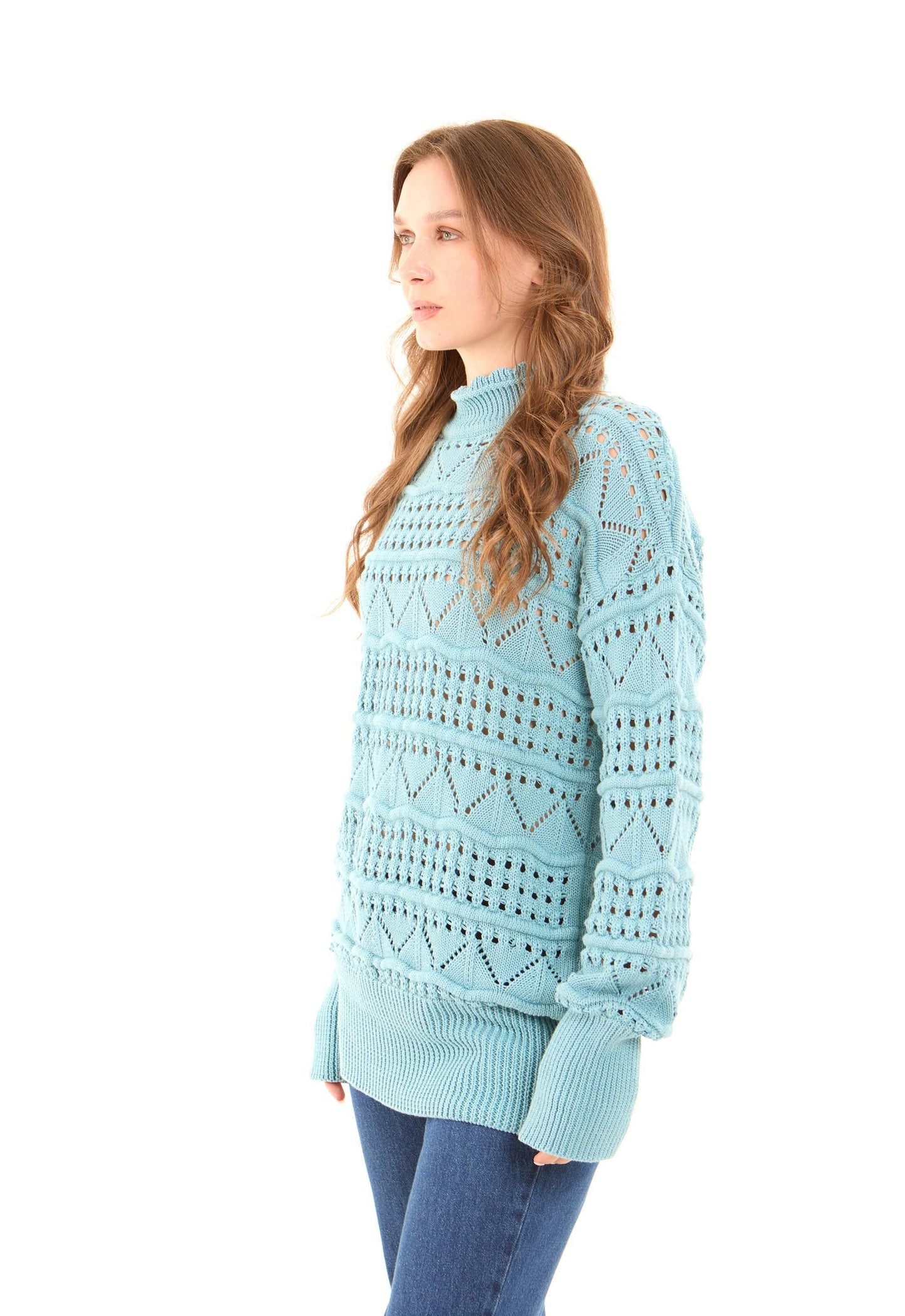 بلوفر محبوك مخرم ومنقوش برقبة عالية