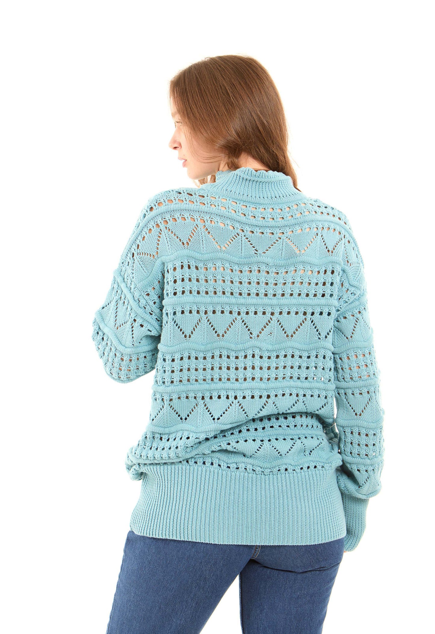 بلوفر محبوك مخرم ومنقوش برقبة عالية