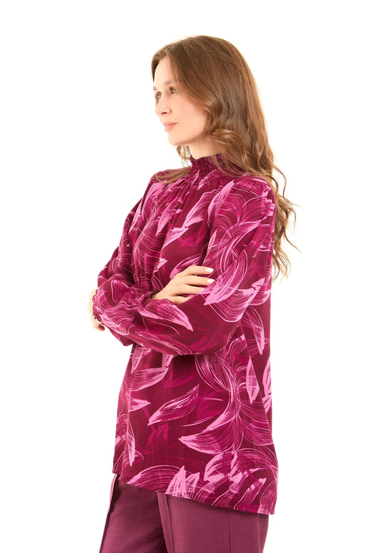 بلوزة مطبوعة بياقة عالية وأكمام مكشكشة