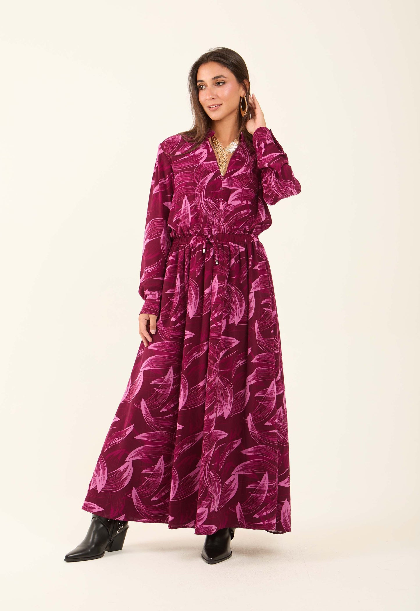 فستان واسع بنقشة أوراق ورقبة V مع رباط للوسط