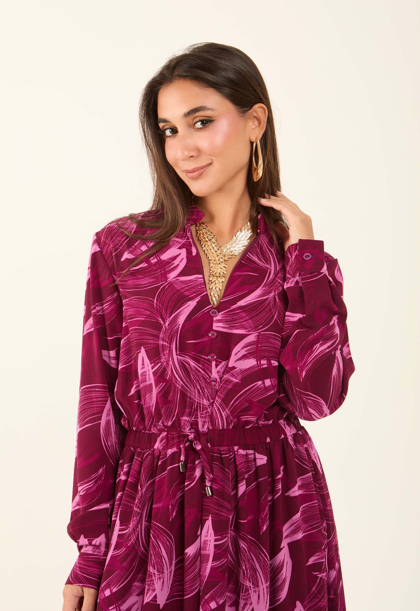 فستان واسع بنقشة أوراق ورقبة V مع رباط للوسط