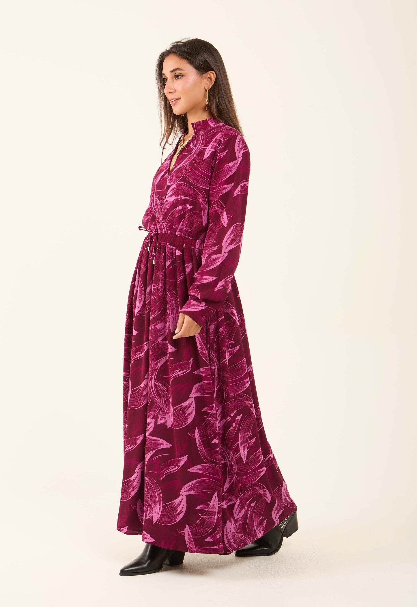 فستان واسع بنقشة أوراق ورقبة V مع رباط للوسط