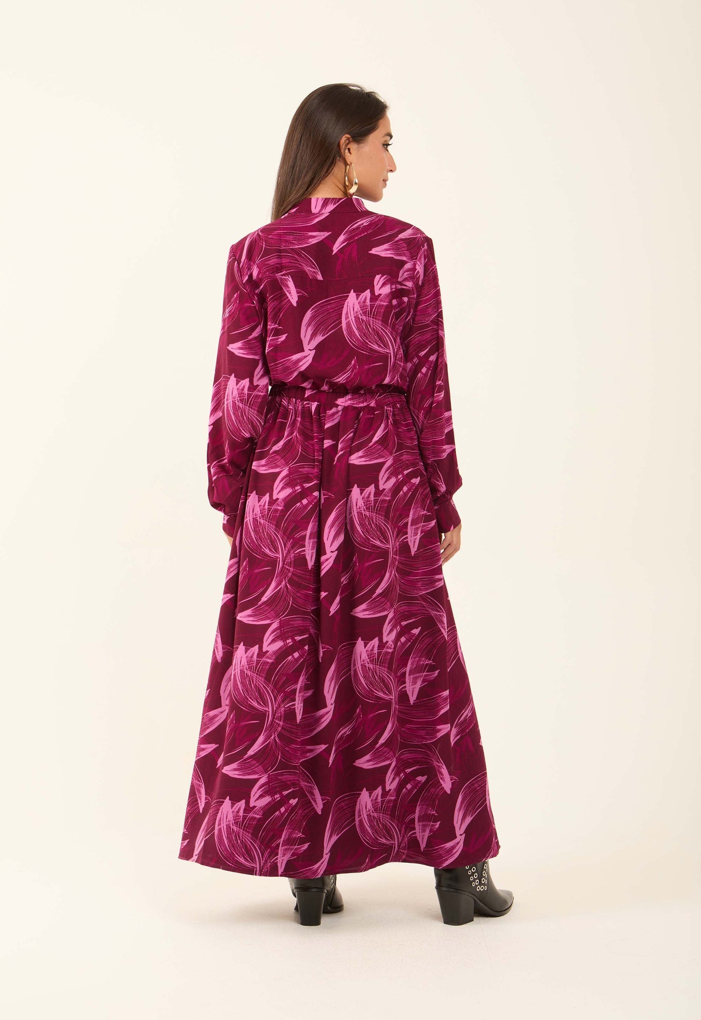 فستان واسع بنقشة أوراق ورقبة V مع رباط للوسط