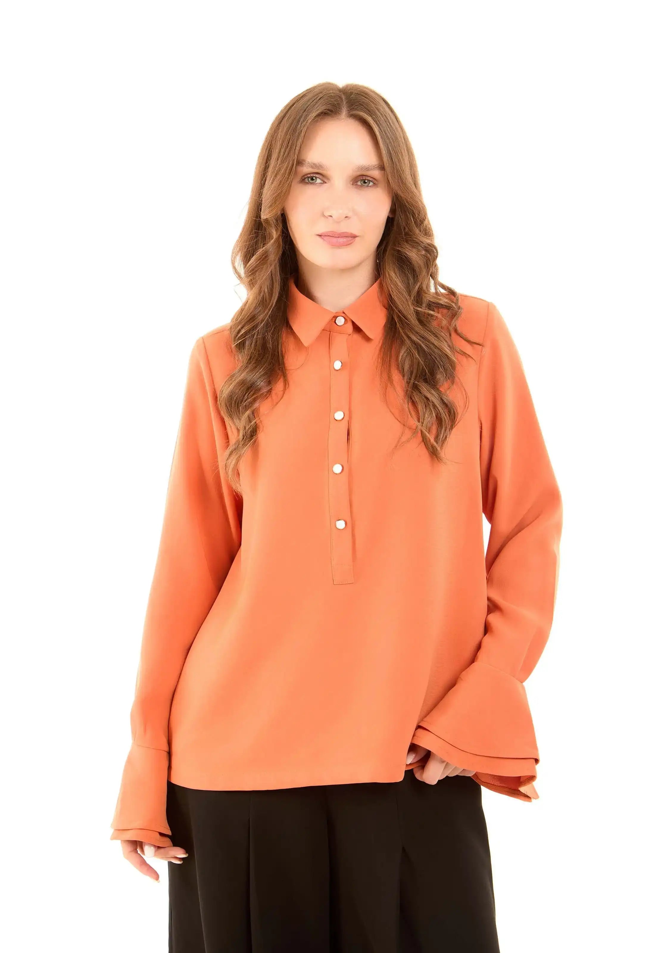 بلوزة ساتان أنيقة بتصميم منسدل