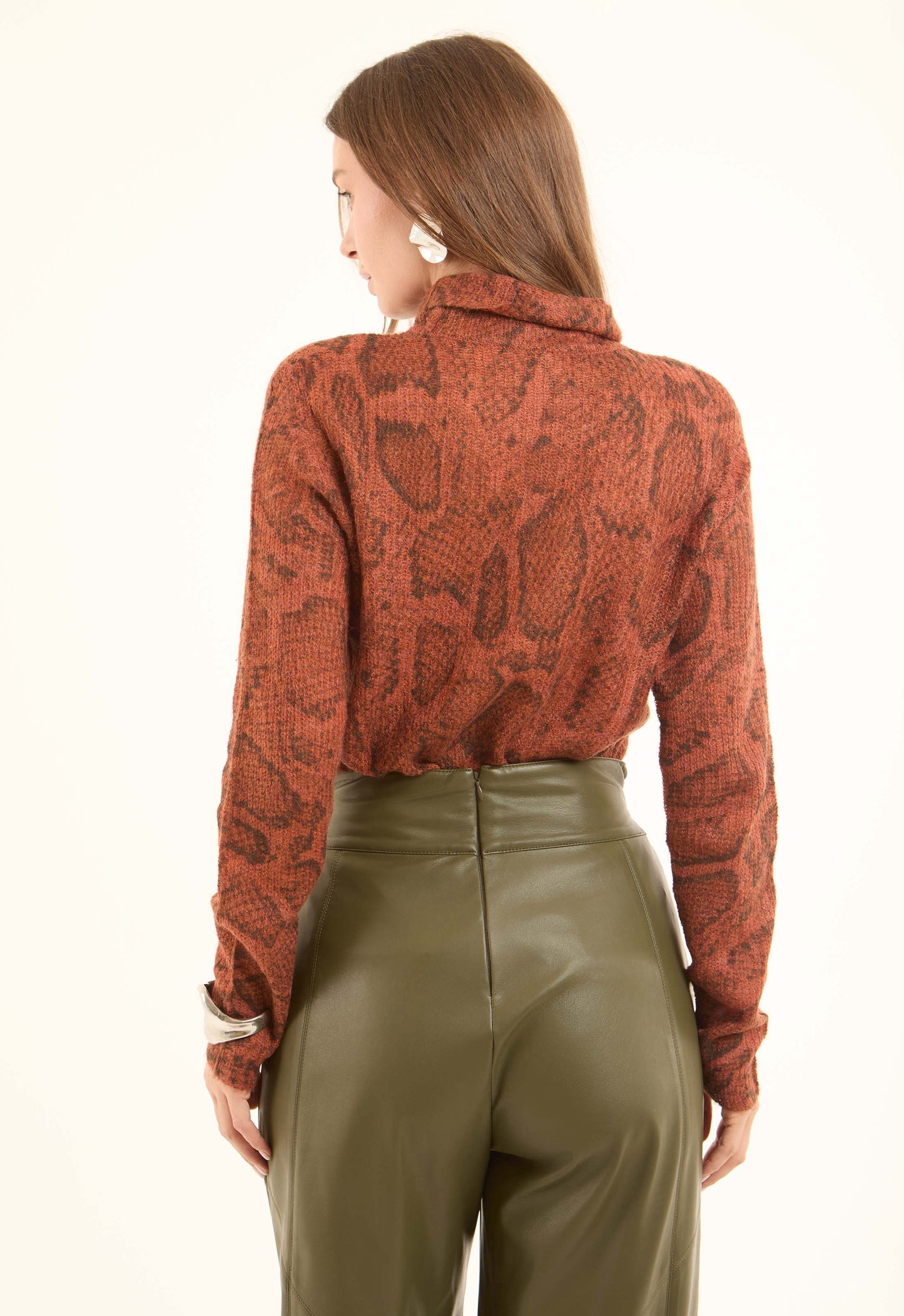 بلوفر بنقشة الثعبان بأكمام طويلة وقصة عادية