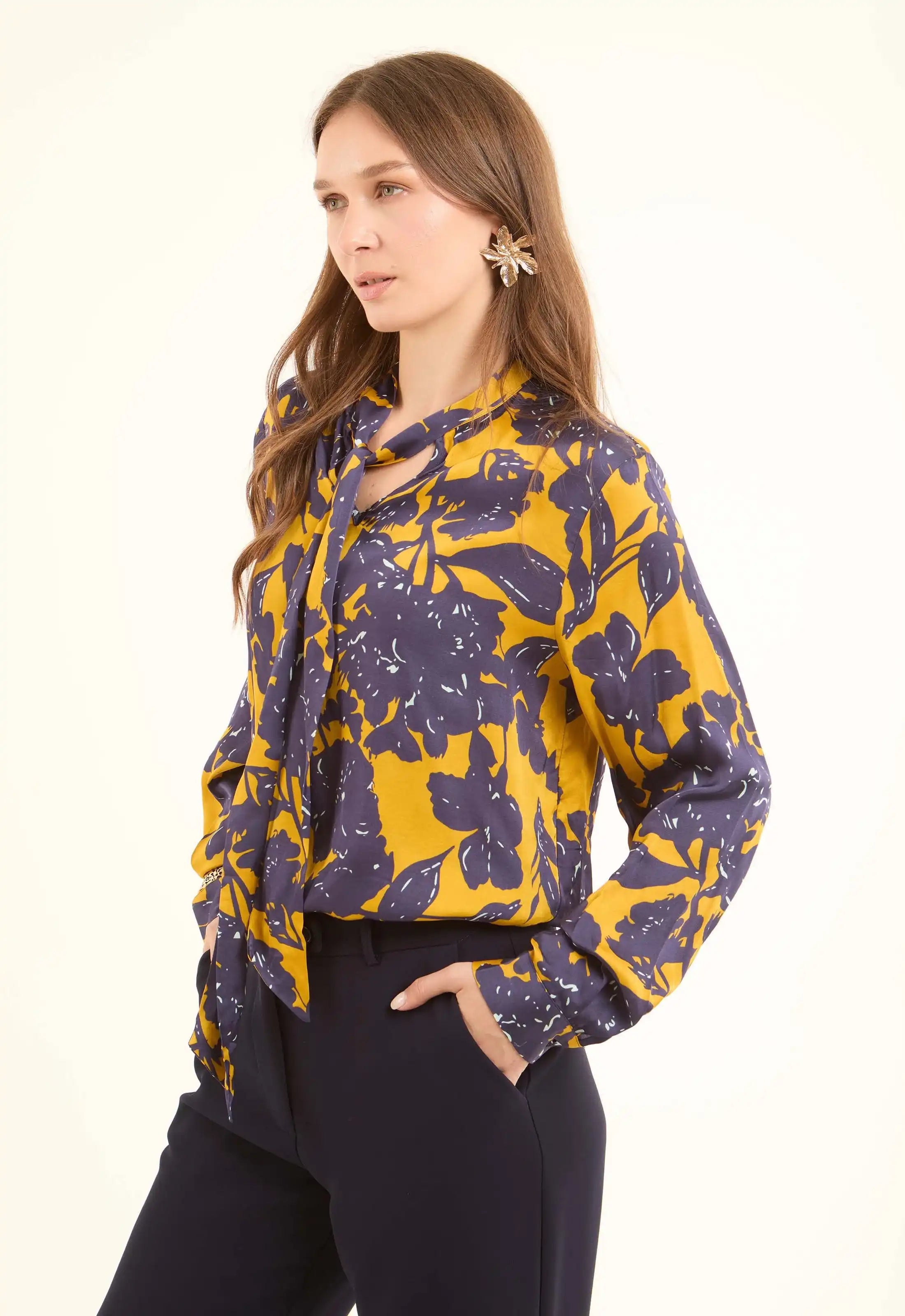 بلوزة فيسكوز منقوشة بالزهور برقبة برباط