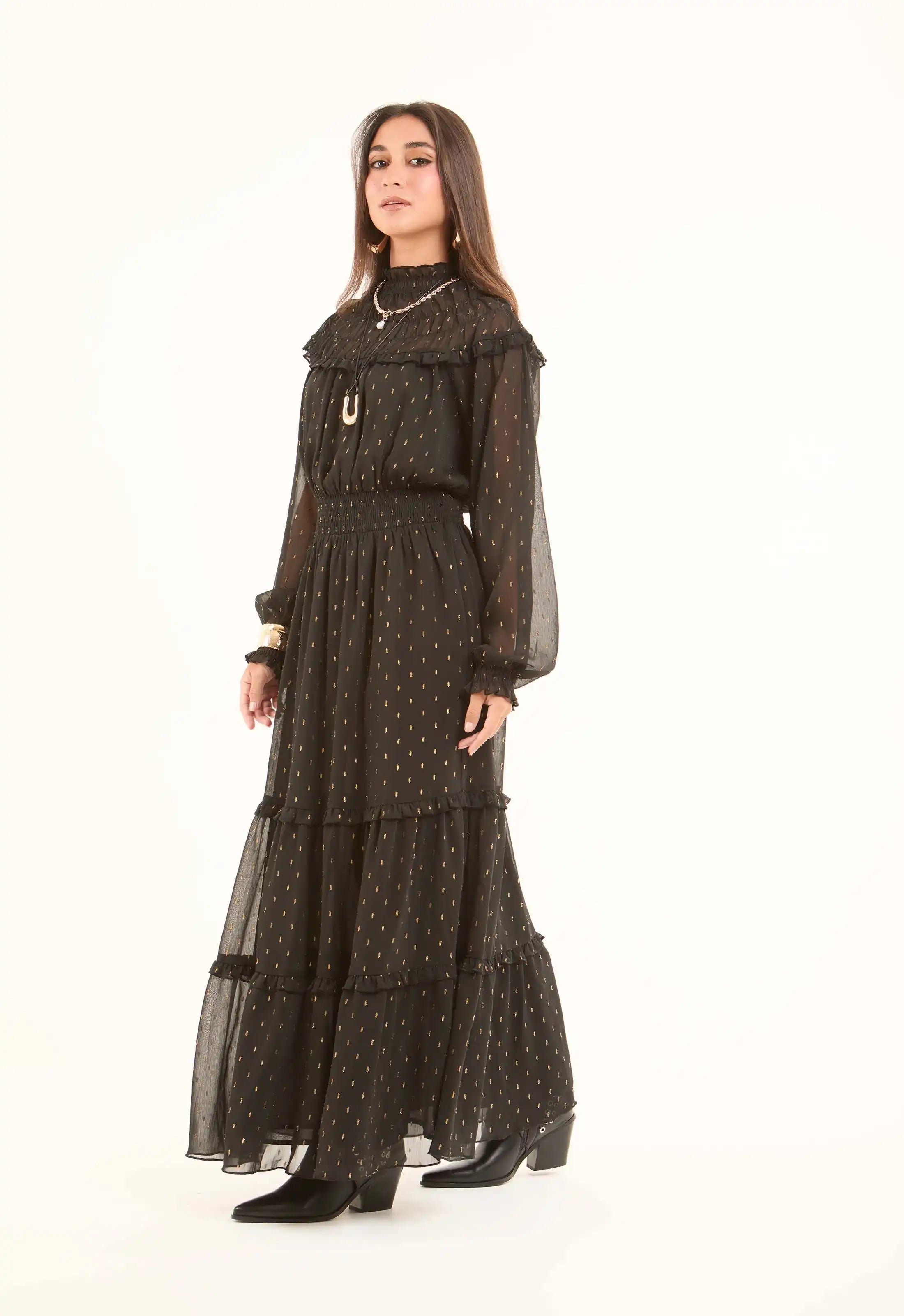 فستان طويل منقوش بأكمام وأكتاف شفافة