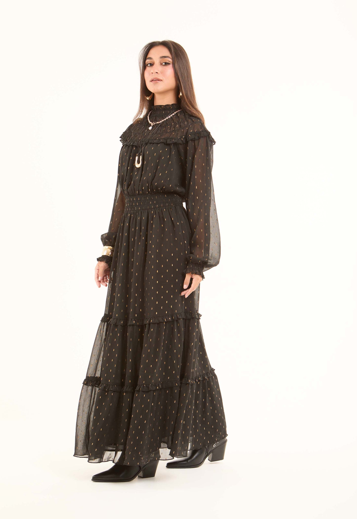 فستان طويل منقوش بأكمام وأكتاف شفافة