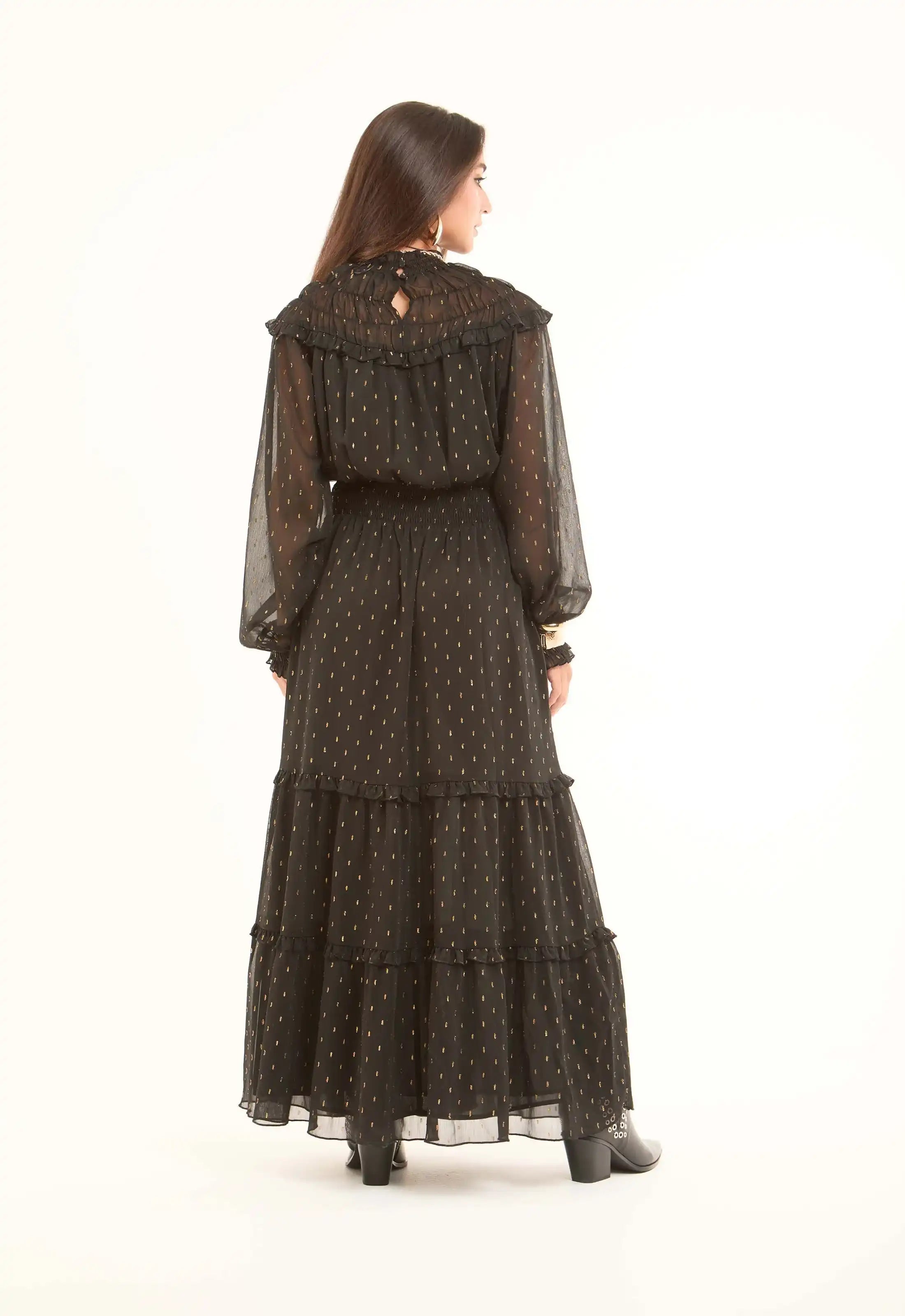 فستان طويل منقوش بأكمام وأكتاف شفافة