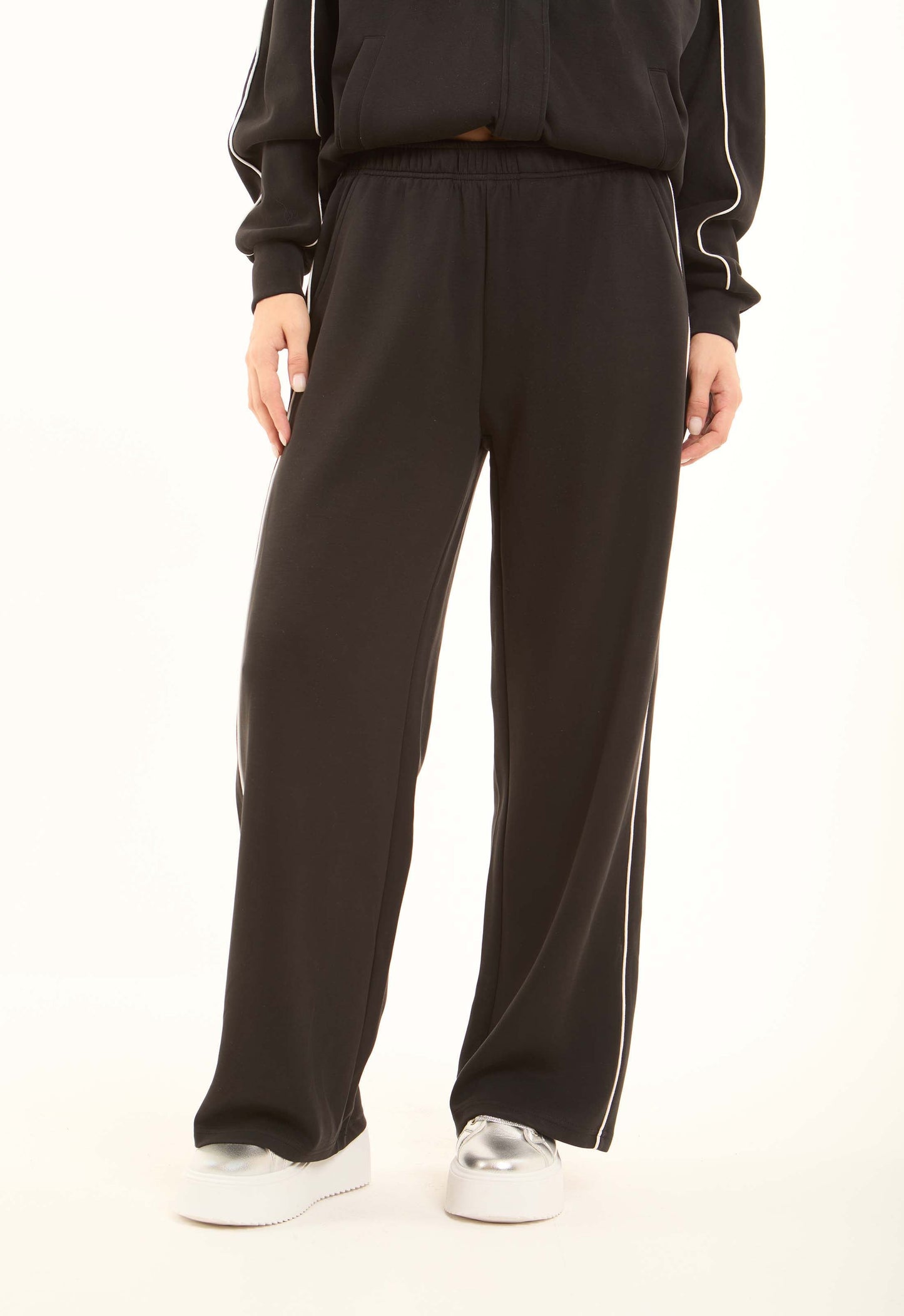 بنطلون رياضي بتفصيلة خطوط مختلفة