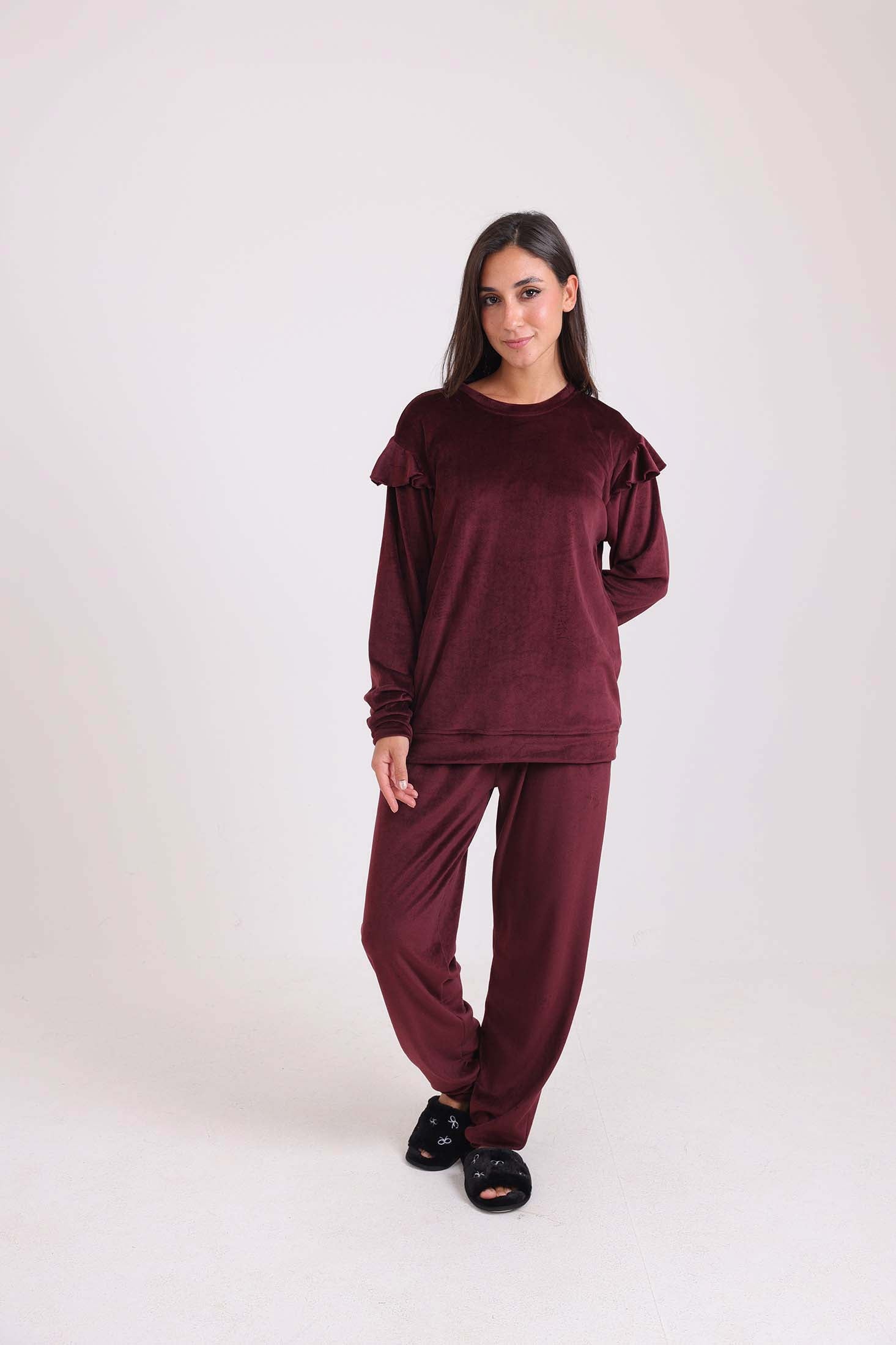 طقم بيجاما قطيفة بأكتاف مكشكشة