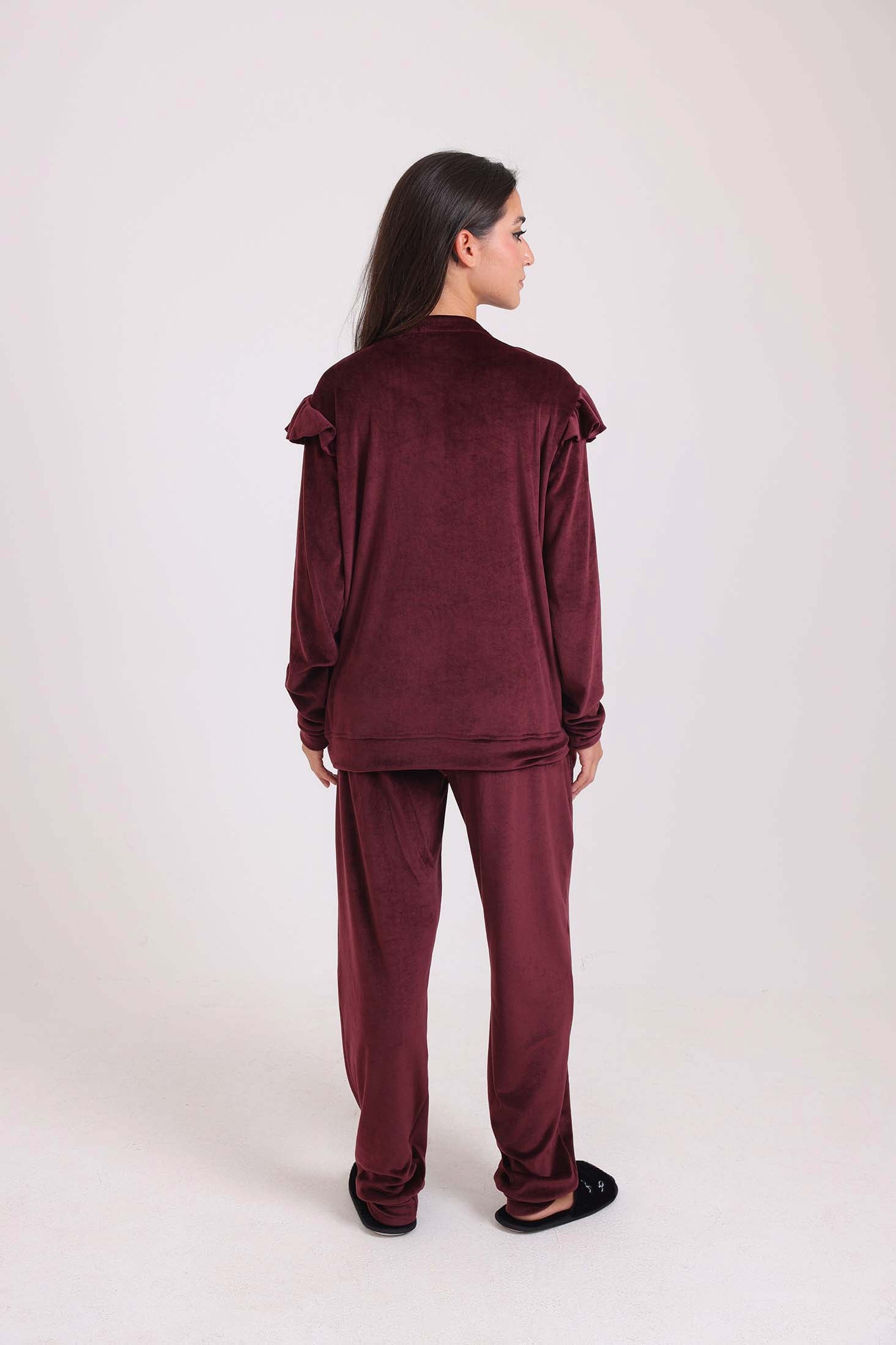 طقم بيجاما قطيفة بأكتاف مكشكشة