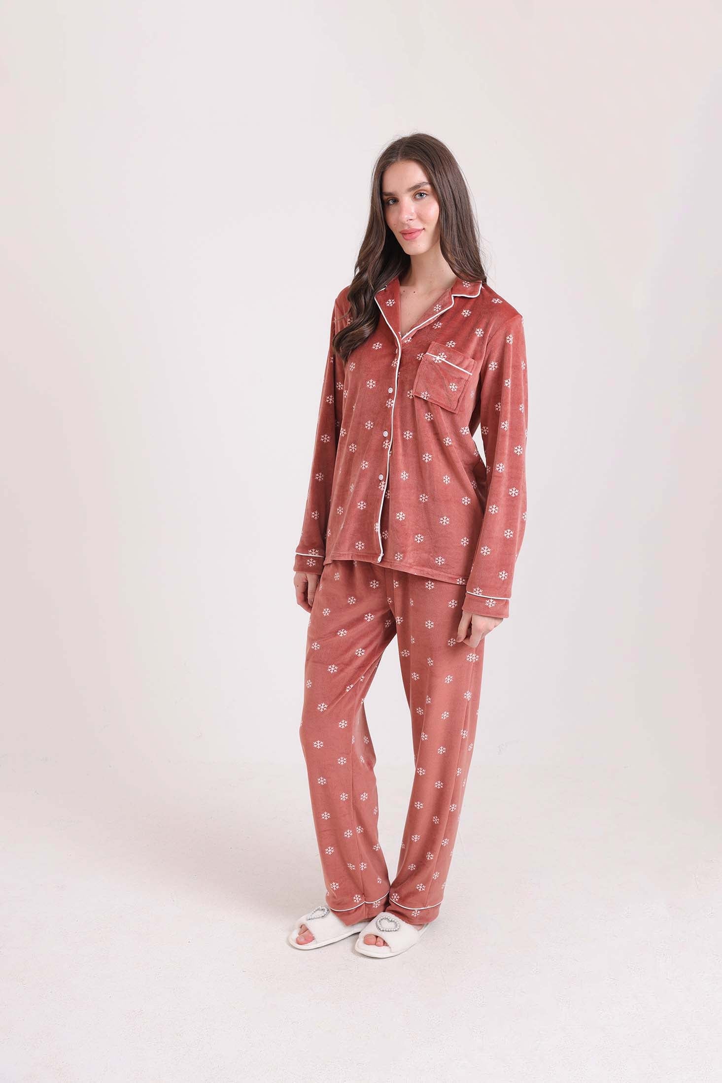 طقم بيجامة قميص قطيفة منقوش برقاقات الثلج & بنطلون
