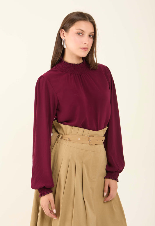 بلوزة منسدلة برقبة عالية بأستيك