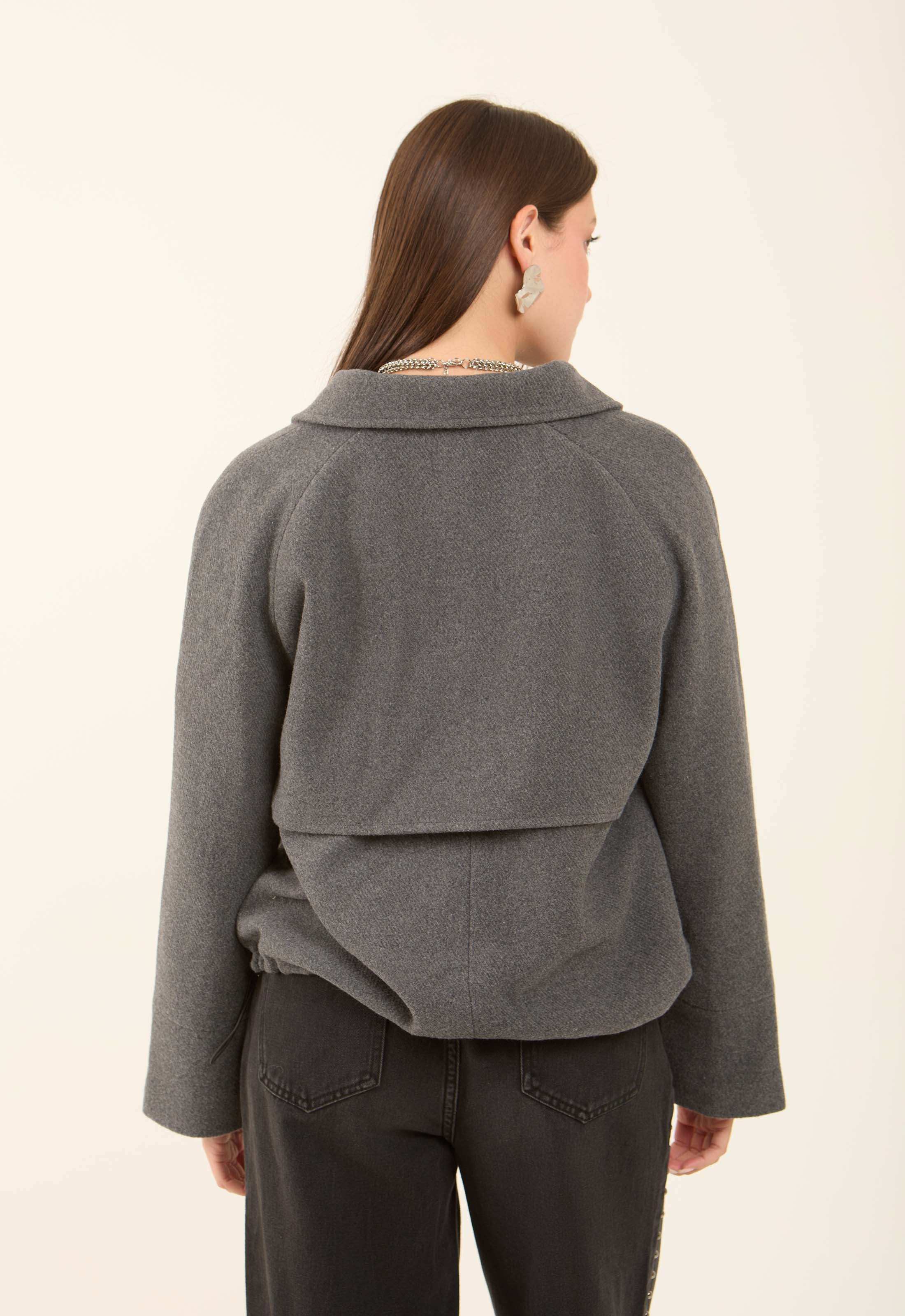 جاكيت مريح بسوستة مع جيوب أمامية