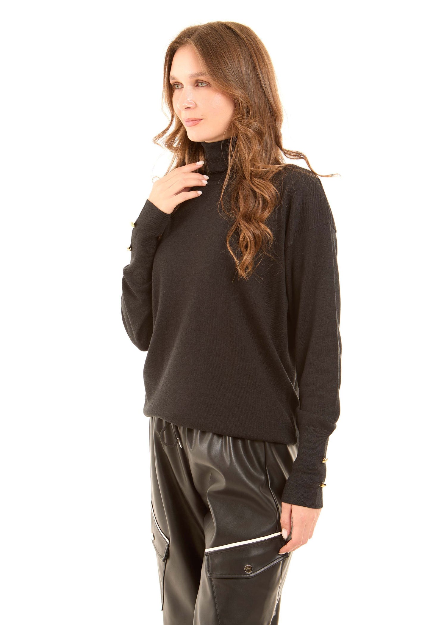 بلوفر سادة بأكمام طويلة مزينة بأزرار