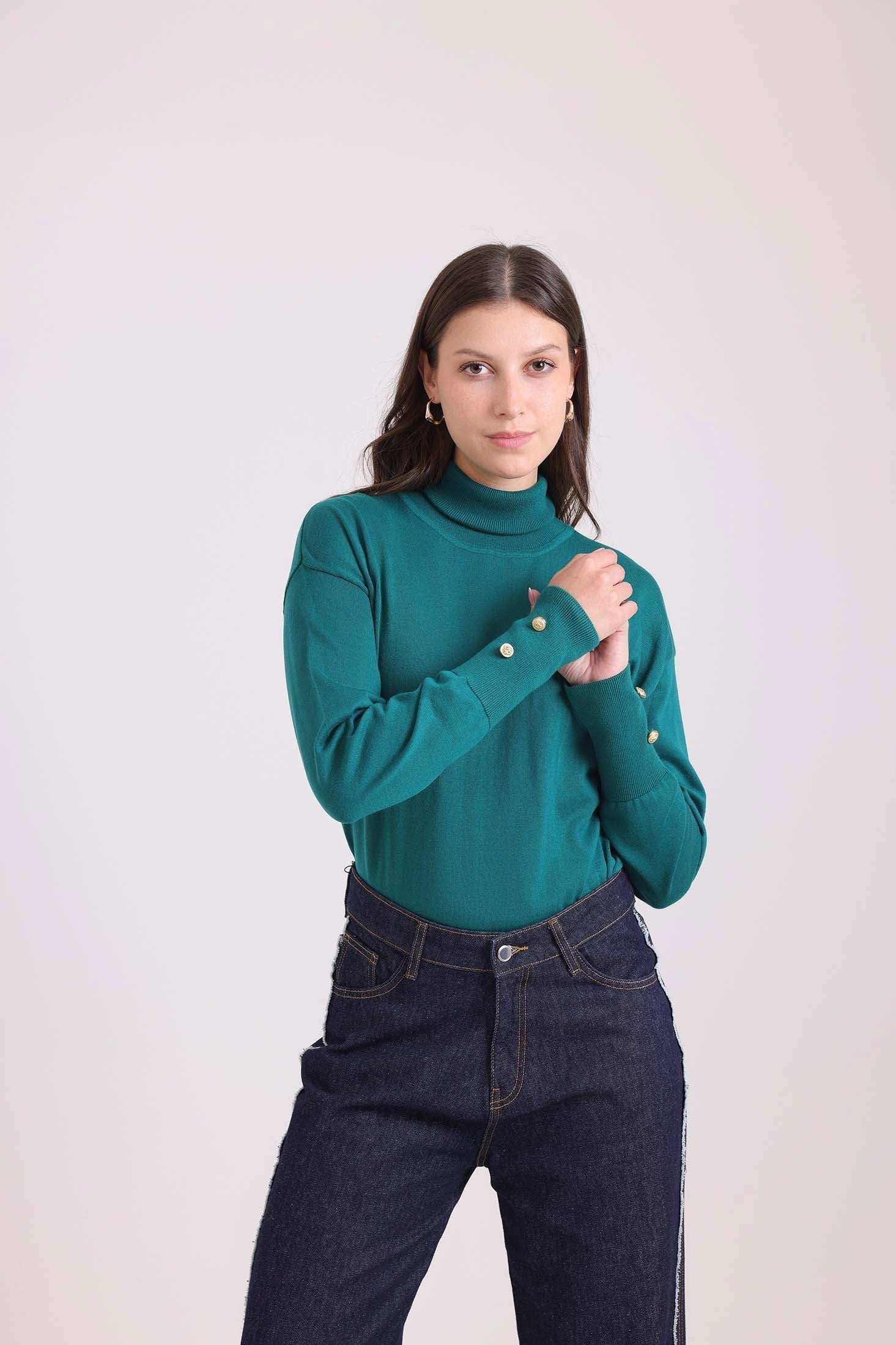 بلوفر سادة بأكمام طويلة مزينة بأزرار