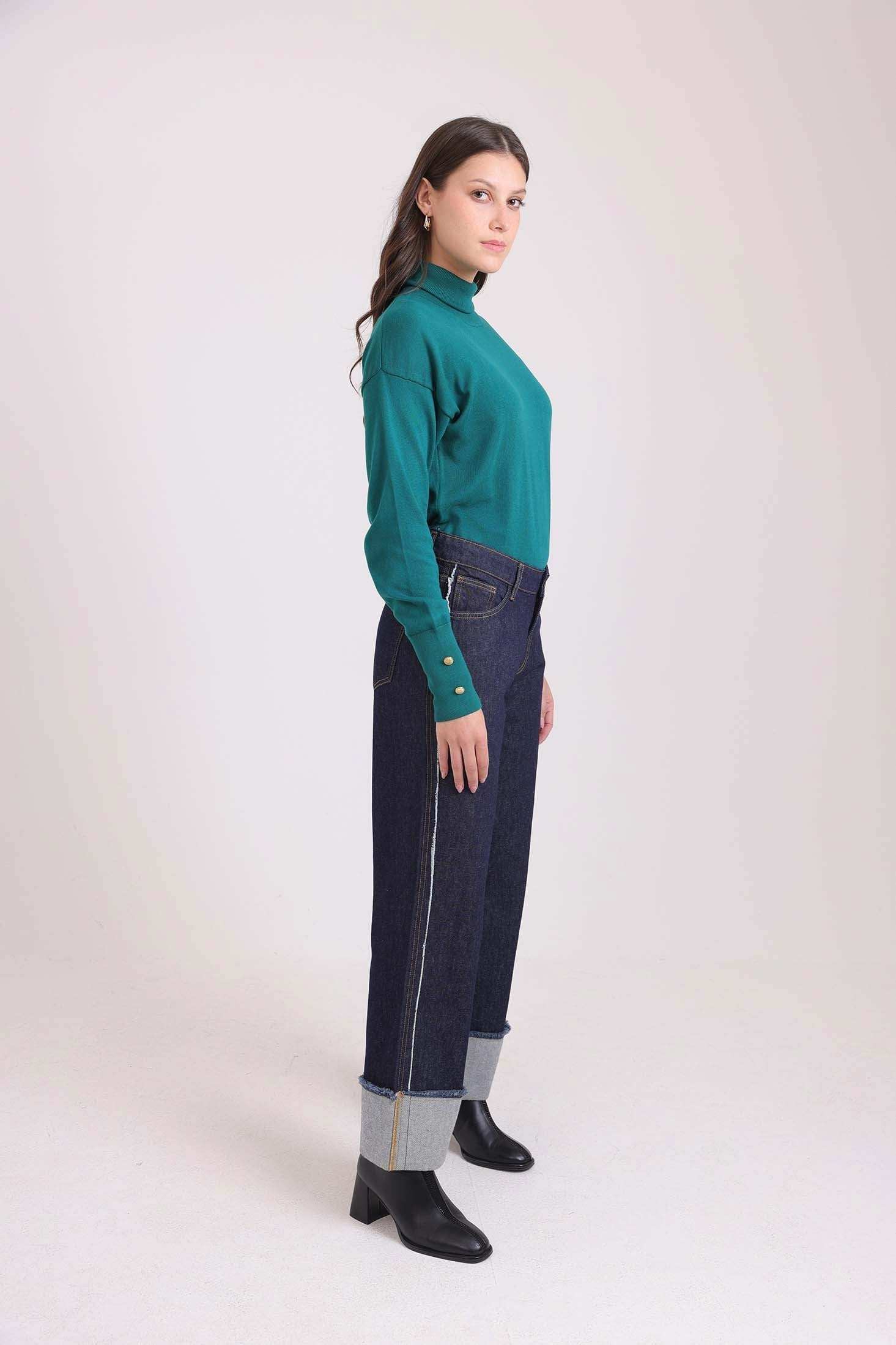 بلوفر سادة بأكمام طويلة مزينة بأزرار