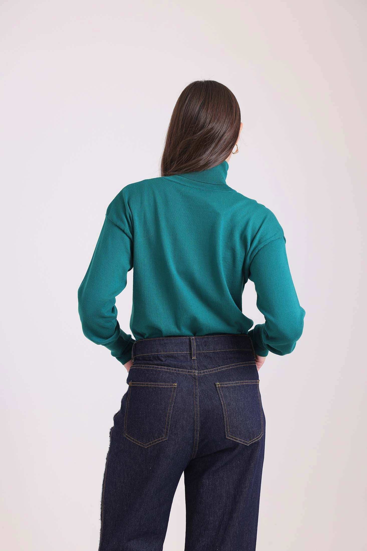 بلوفر سادة بأكمام طويلة مزينة بأزرار