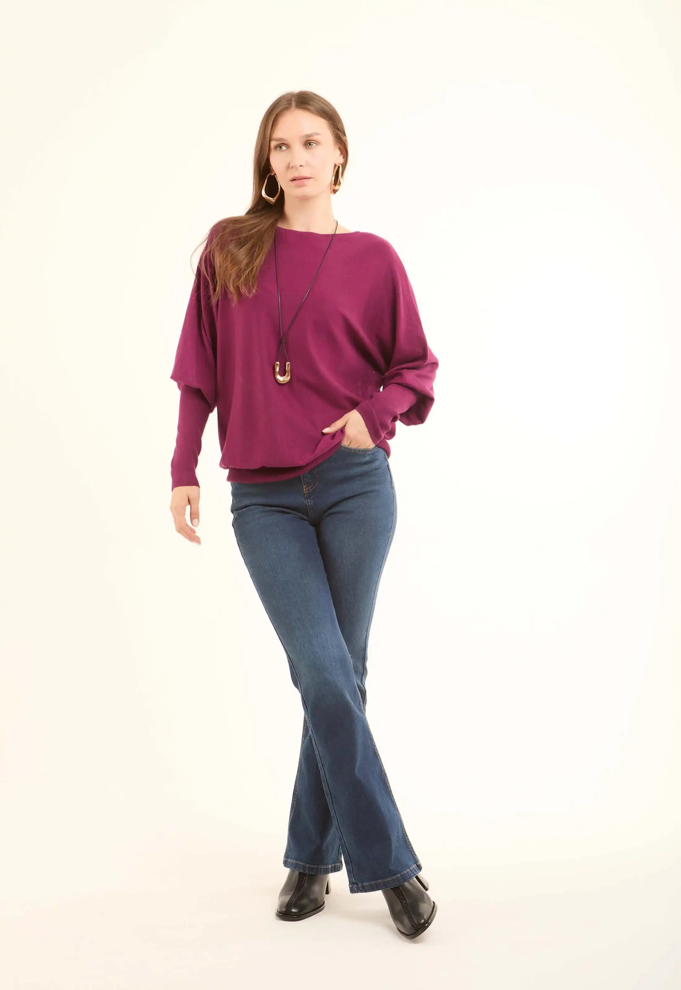 بلوفر خفيف ومريح بأكمام واسعة بنهاية ضيقة