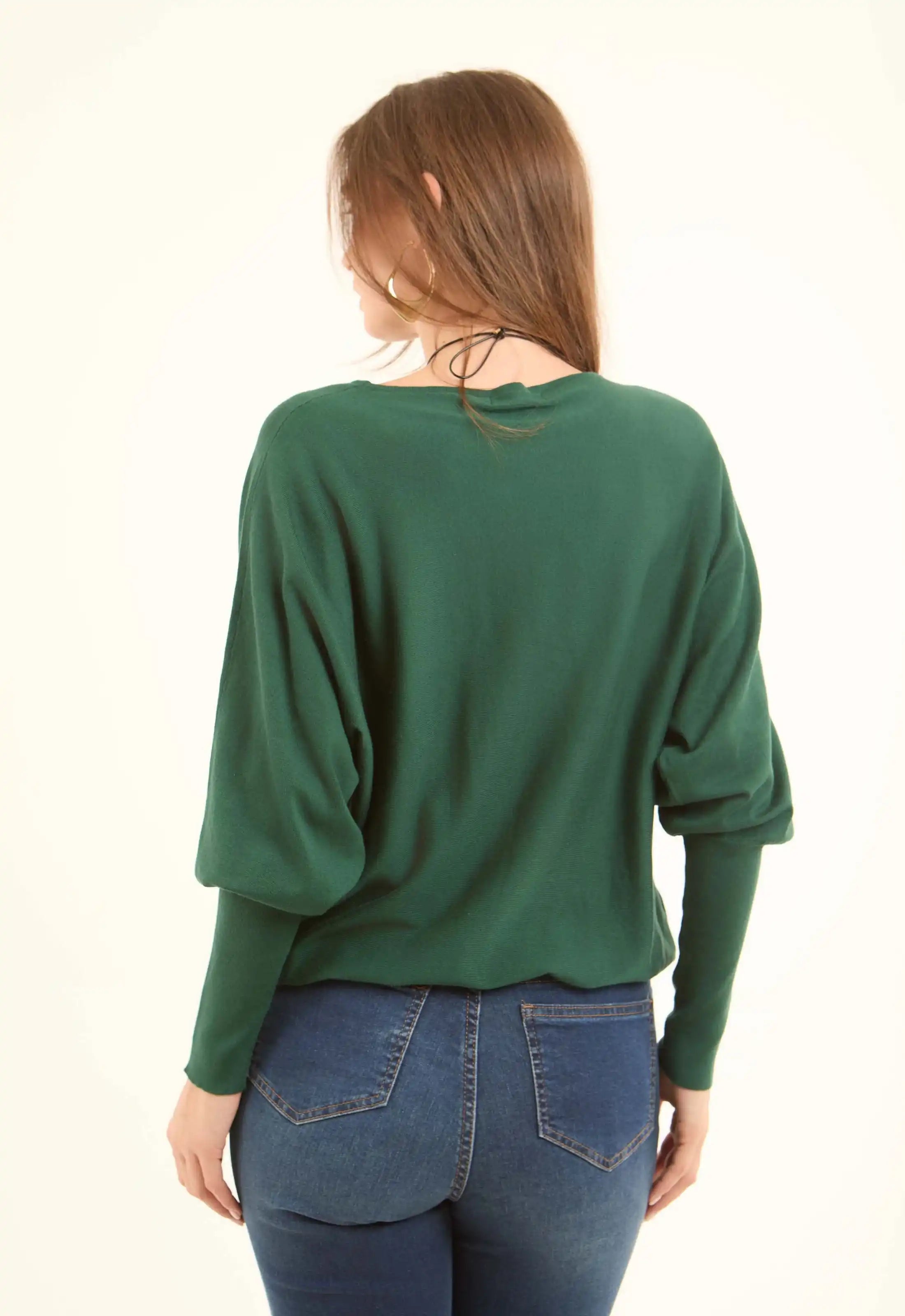 بلوفر خفيف ومريح بأكمام واسعة بنهاية ضيقة