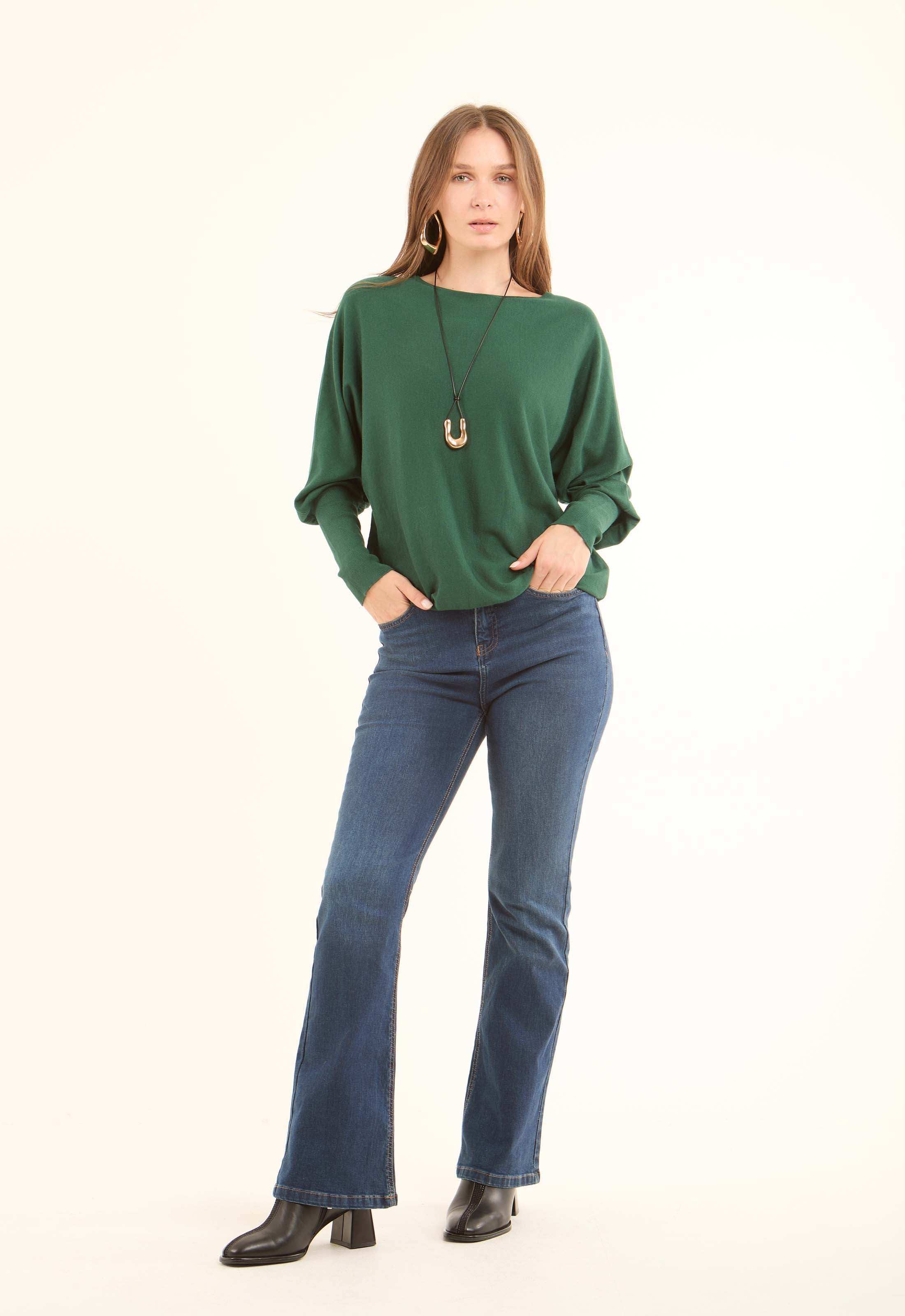 بلوفر خفيف ومريح بأكمام واسعة بنهاية ضيقة