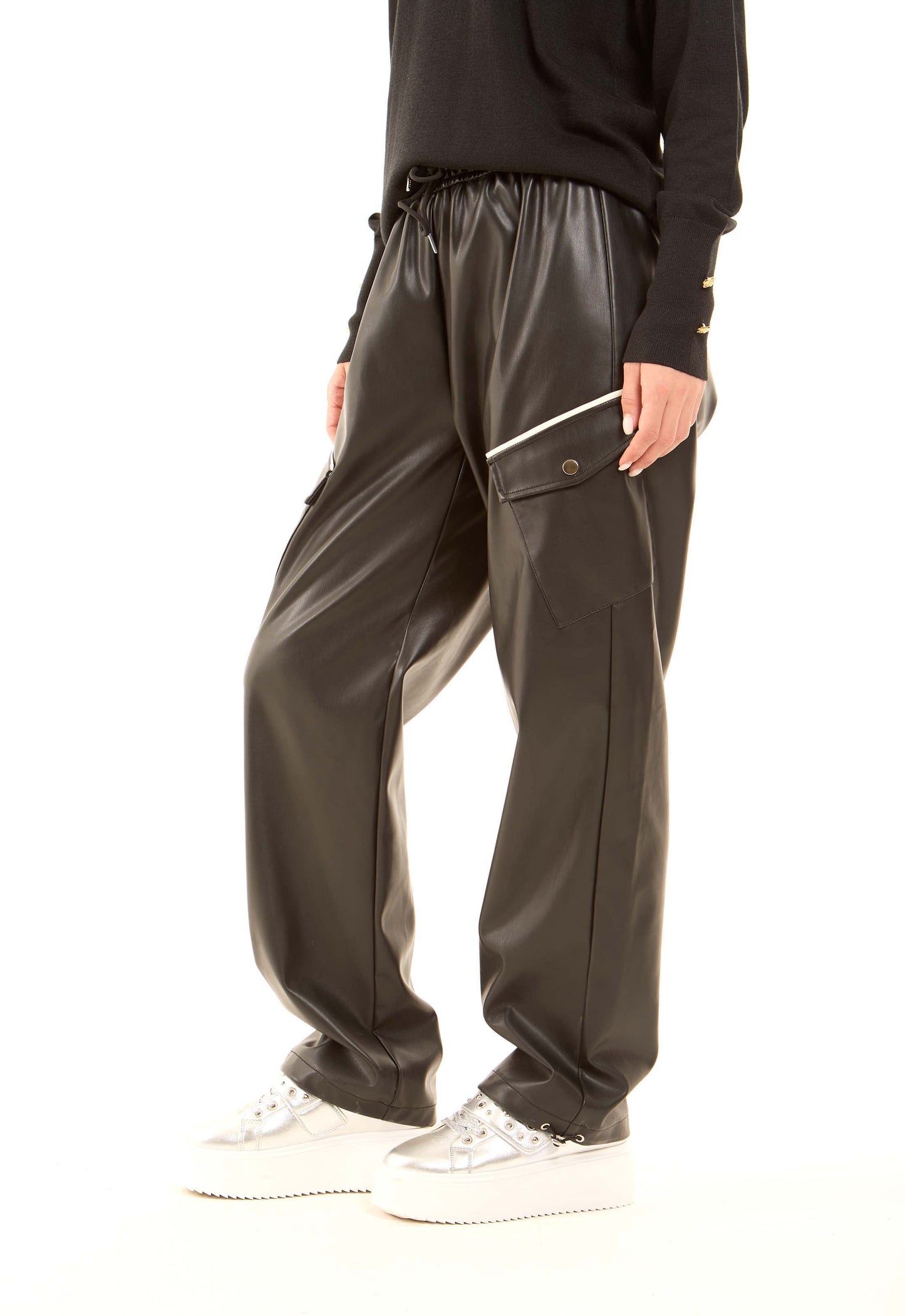 بنطلون كارجو جلد بقصة ساق واسعة