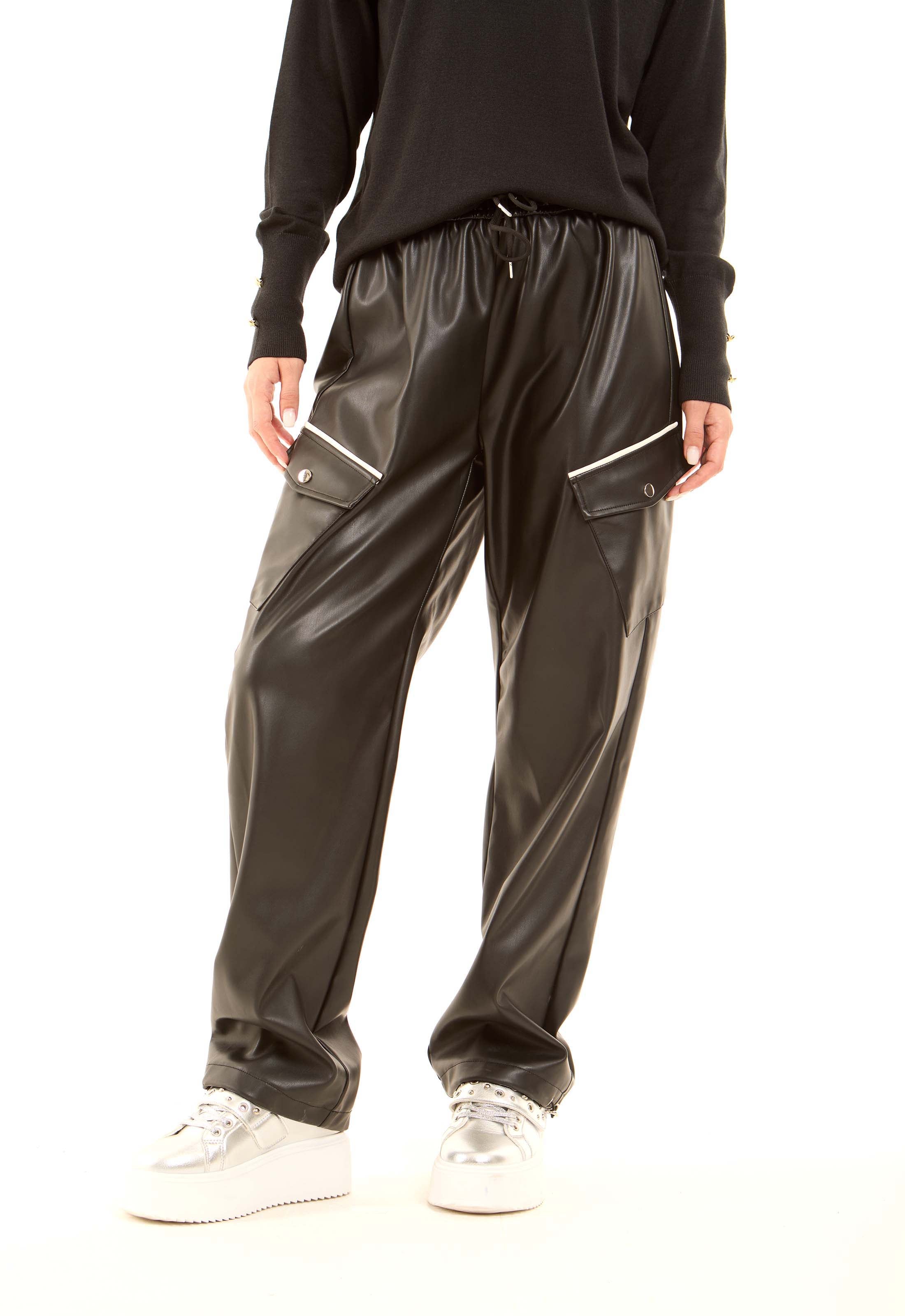 بنطلون كارجو جلد بقصة ساق واسعة