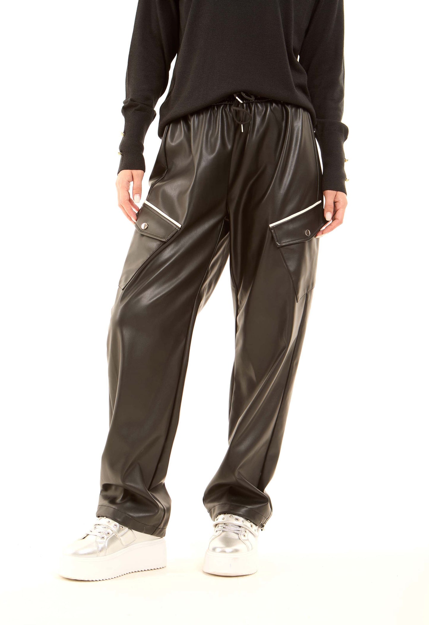 بنطلون كارجو جلد بقصة ساق واسعة