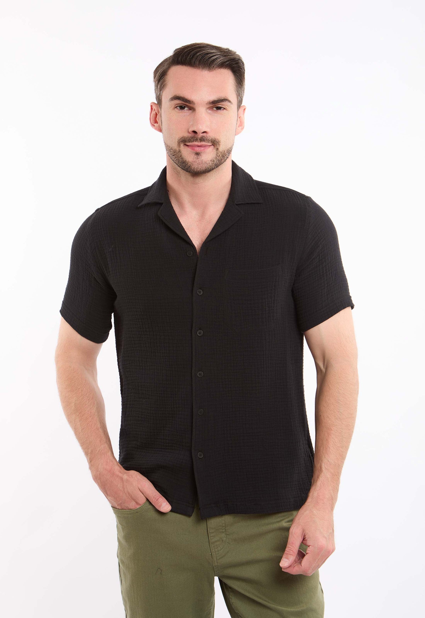 قميص بنقشة مزخرفة بأكمام قصيرة وجيب أمامي