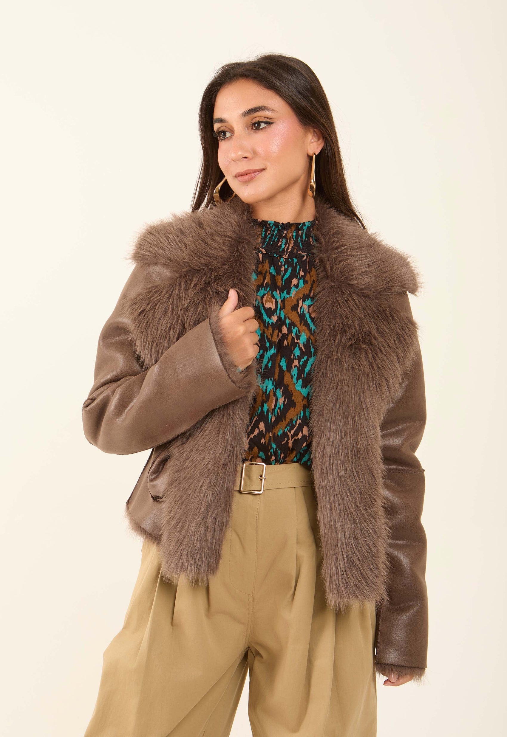 جاكيت صوف بياقة فرو