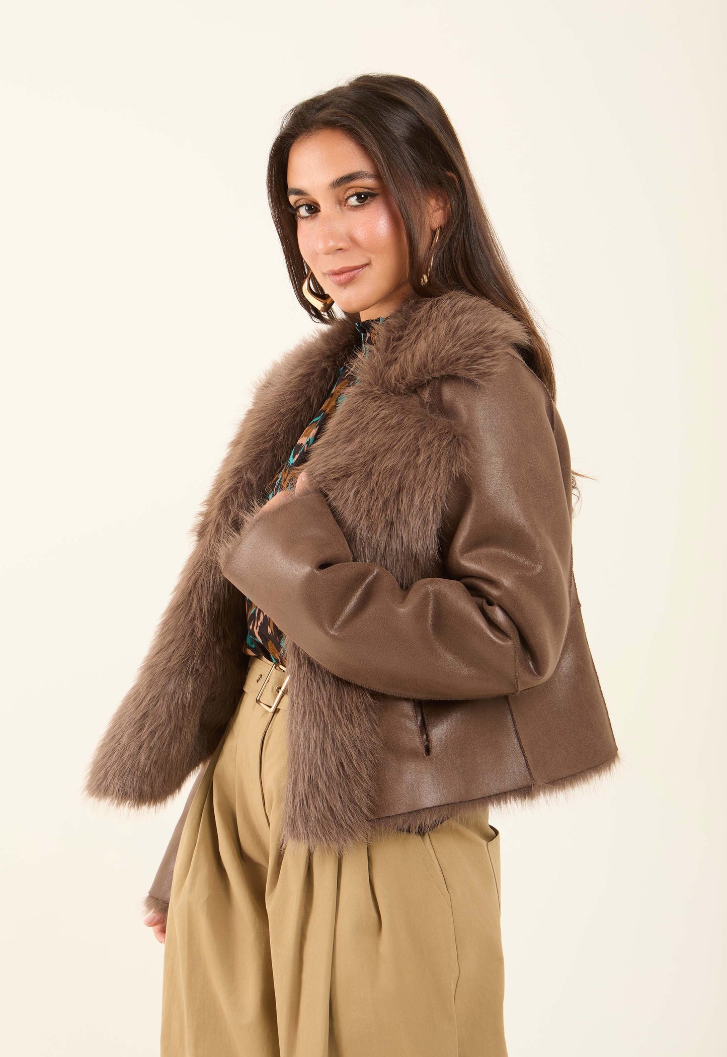 جاكيت صوف بياقة فرو