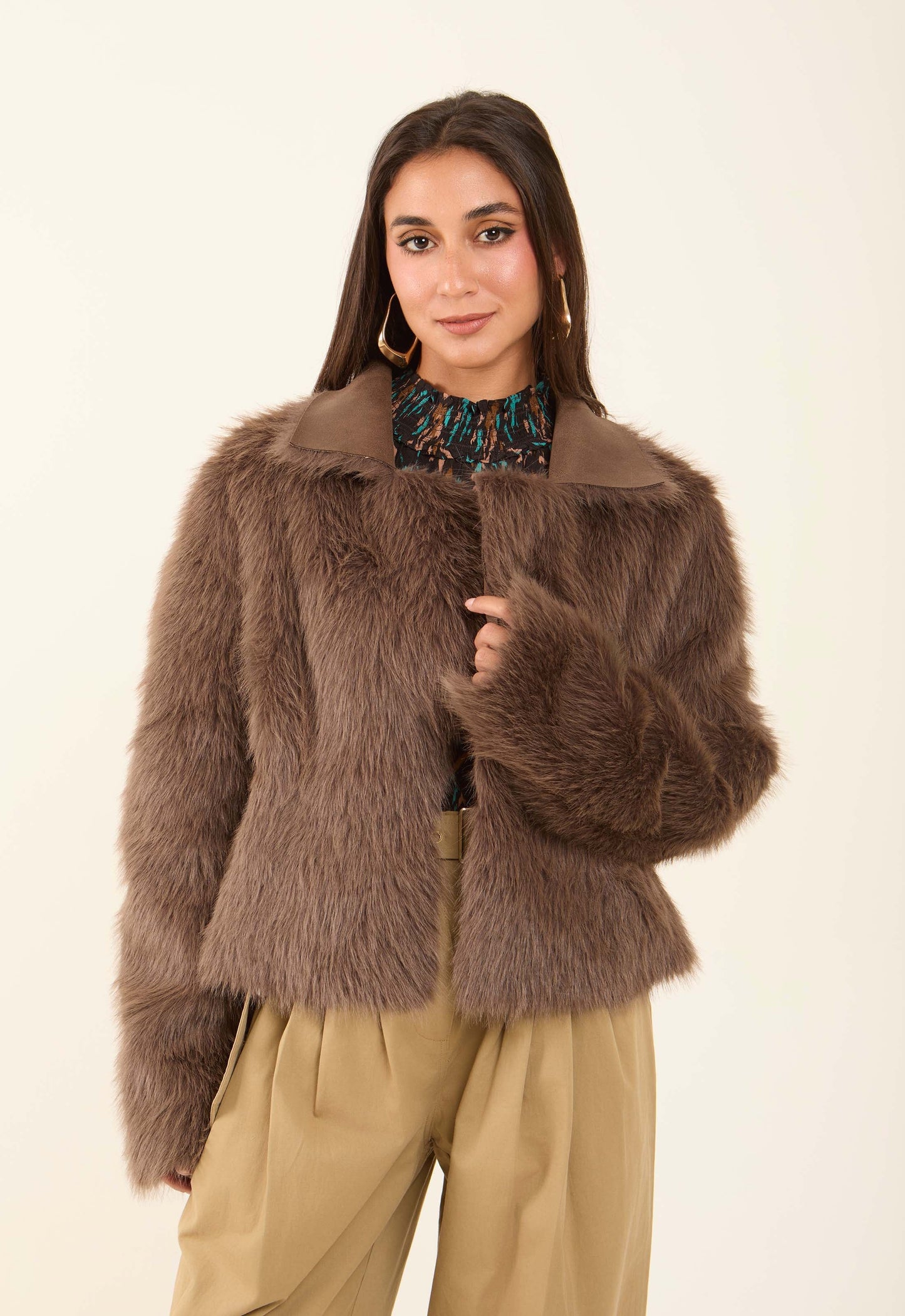 جاكيت صوف بياقة فرو