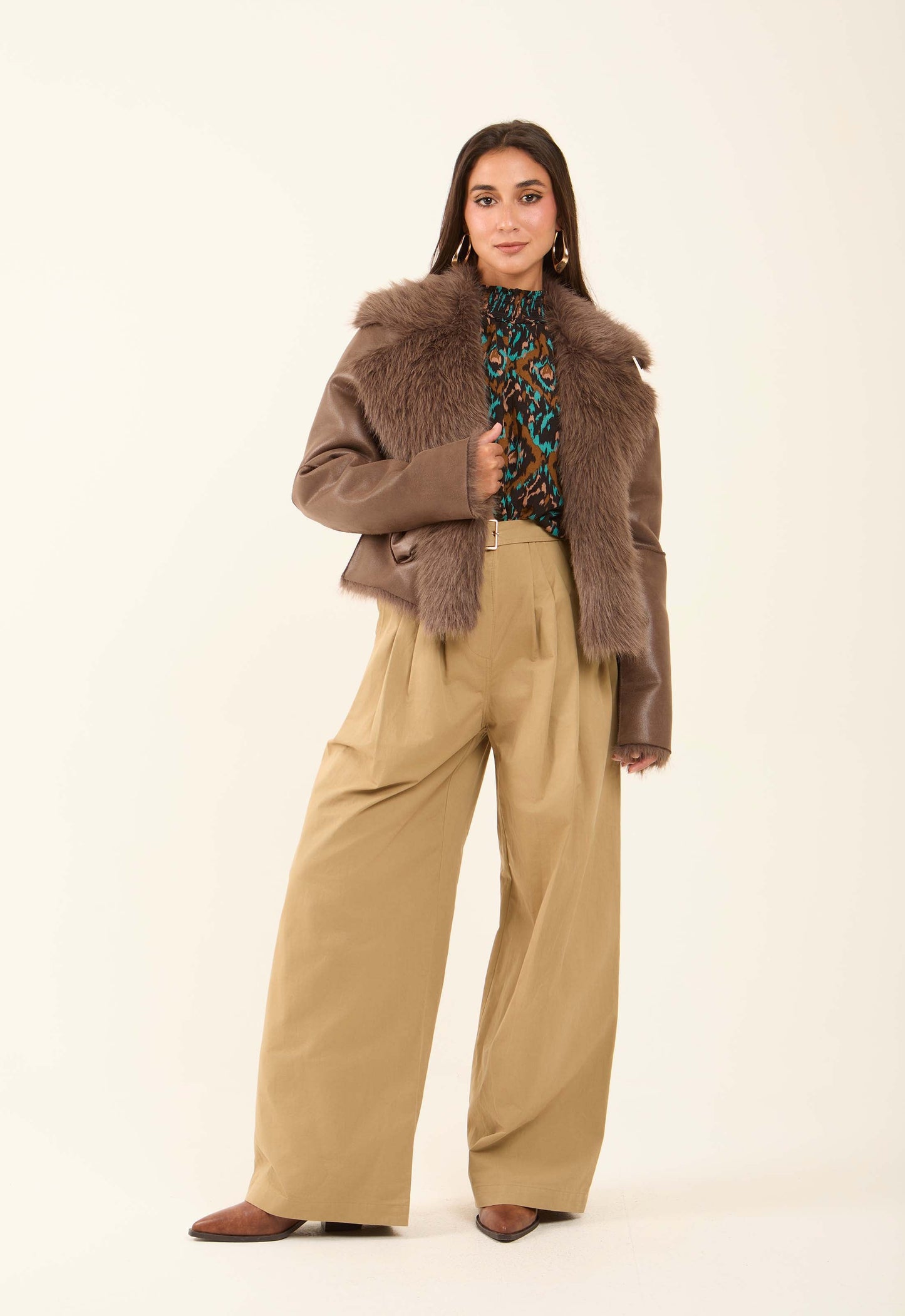 جاكيت صوف بياقة فرو