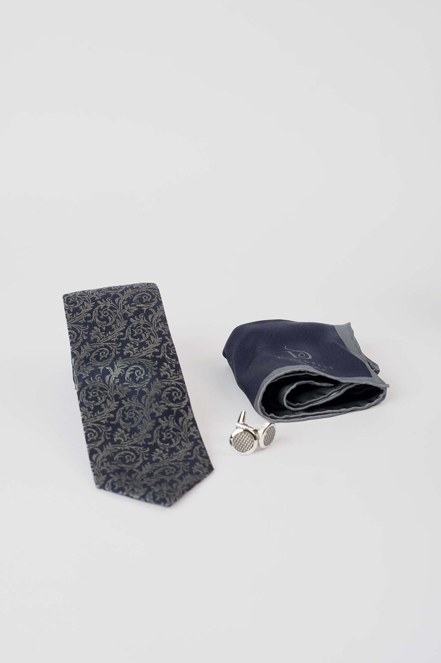 Patterned Tie, Metal Cufflink & Solid Hanky Set